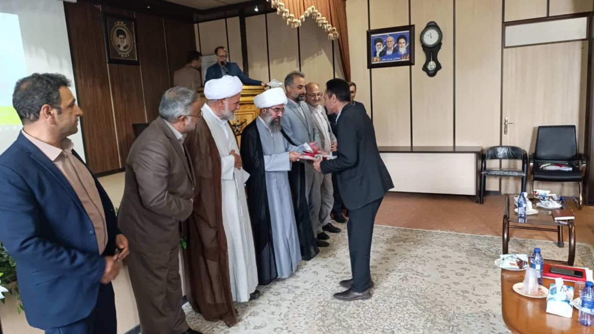 جلسه شورای اداری شهرستان دلیجان وهمایش گرامیداشت روز شوراها به ریاست ابوالفضل قاسمی فرماندار وباحضور حجت الاسلام غفوری امام جمعه شهرستان دلیجان،حجت الاسلام عین لو امام جمعه شهر نراق، ،محمد جلالی نماینده مردم شریف دلیجان و محلات در مجلس شورای اسلامی،محسن اشرفی سرپرست بخشداری مرکزی،مسئولین ادارات شهرستان دلیجان،اعضای محترم شوراهای شهرهای دلیجان، نراق و روستاهای بخش مرکزی دلیجان ودهیاران بخش مرکزی دلیجان در محل سالن جلسات شهدای گمنام فرمانداری دلیجان برگزار شد. 
دراین جلسه حجت الاسلام غفوری امام جمعه شهرستان دلیجان،قاسمی فرماندار دلیجان، محمدجلالی نماینده محترم مجلس، حمیدرضا یوسفی رئیس شورای اسلامی شهر دلیجان، حمیدرضا اشرفی رئیس شورای اسلامی شهرستان،موسوی رئیس تعزیزات حکومتی شهرستان دلیجان،سعید اصغری فعال حوزه تاریخ شهرستان مطالبی را در خصوص مسائل شهرستان، روز شوراها، هفته فرهنگی دلیجان ایراد نمودند و از پوستر هفته فرهنگی شهرستان دلیجان رونمایی شد همچنین درپایان  تعدادی از شوراهای پیشکسوت تقدیر شدند.