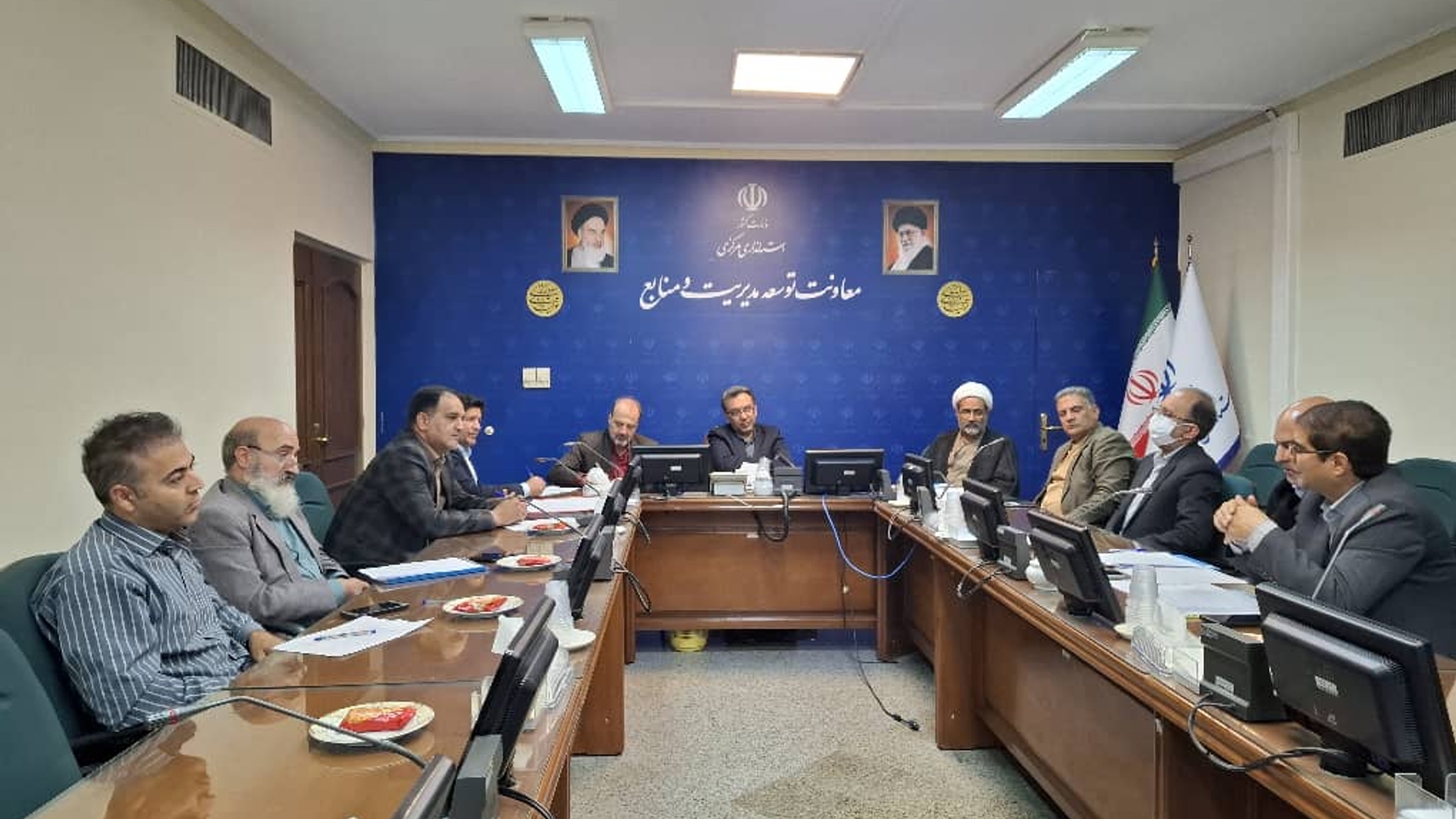 جلسه نظارت بر مجتمع های خدماتی و رفاهی دارای جایگاه سوخت محورهای مواصلاتی استان به ریاست جناب آقای دکتر طاعتی سرپرست محترم دفتر برنامه ریزی،بودجه و تحول اداری استانداری و با حضور جناب آقای مرادی مدیر کل محترم میراث فرهنگی،صنایع دستی و گردشگری استان،جناب آقای جمشیدی مدیر عامل محترم شرکت پخش فرآورده های نفتی استان حجت الاسلام جناب آقای اناری مسئول محترم حوزه آموزش ستاد اقامه نماز استان،و معاونین محترم ادارات کل مذکور و اعضای محترم کارگروه نظارت بر مجتمع های خدماتی و رفاهی دارای جایگاه سوخت در سطح محورهای مواصلاتی استان (آقایان داود کندی_ساسان میر سعیدی_غلامرضا ممیوند) برگزار گردید