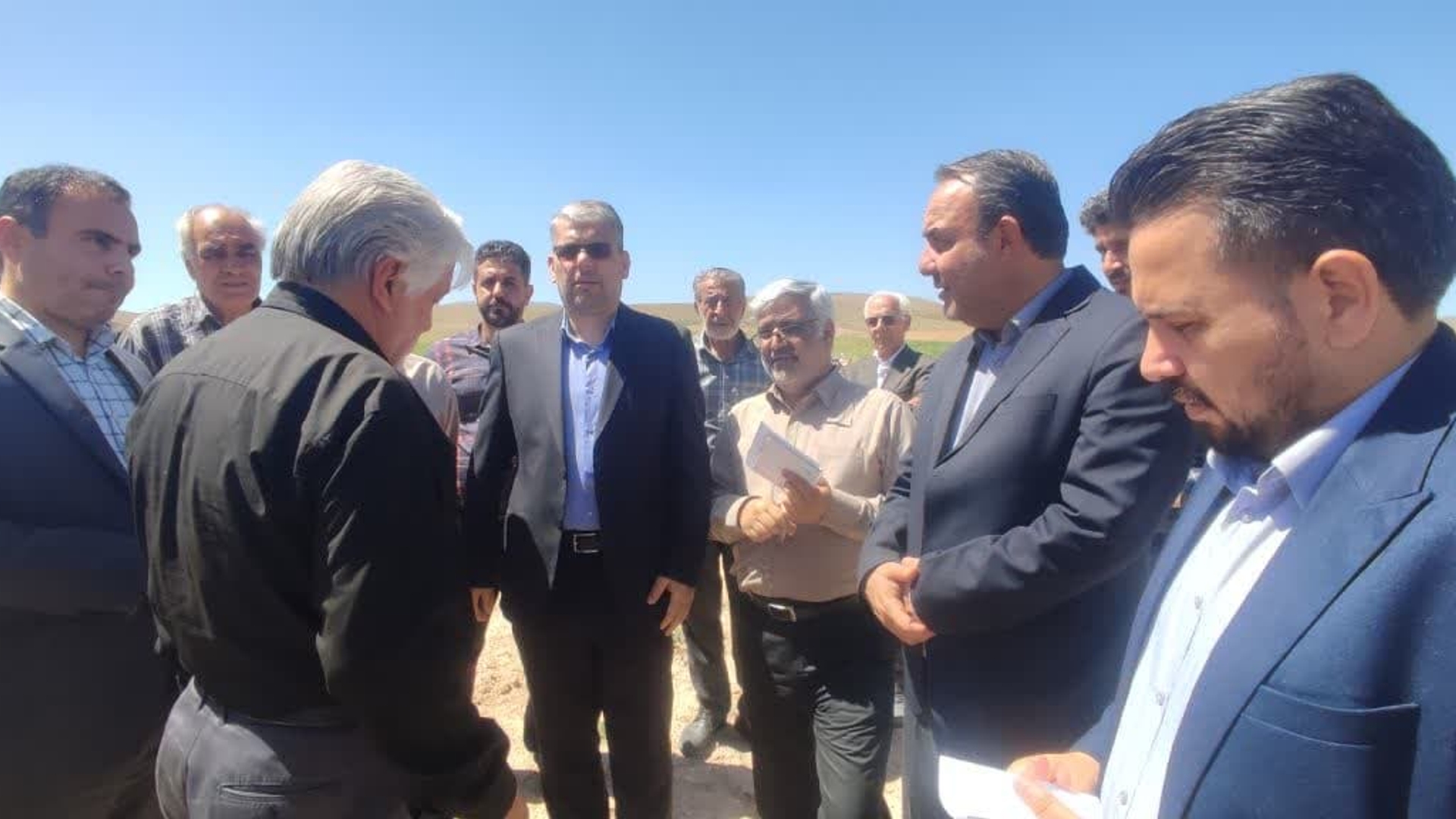 بازدید فرماندار  از روستای دوزج از توابع بخش خرقان در راستای رفع مشکلات روستا