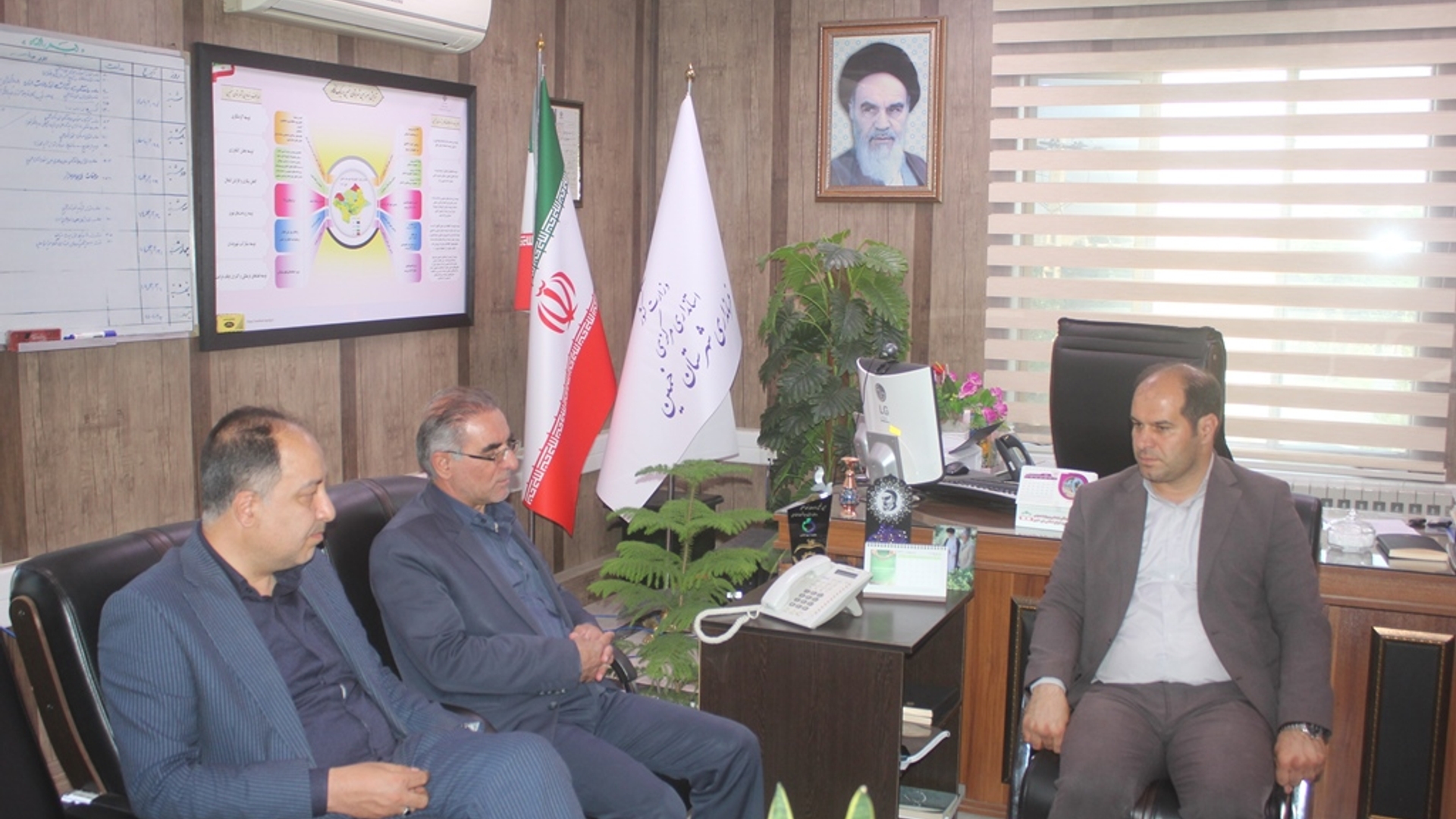 نشست مدیر درمان تامین اجتماعی استان با فرماندار شهرستان خمین برگزار شد
