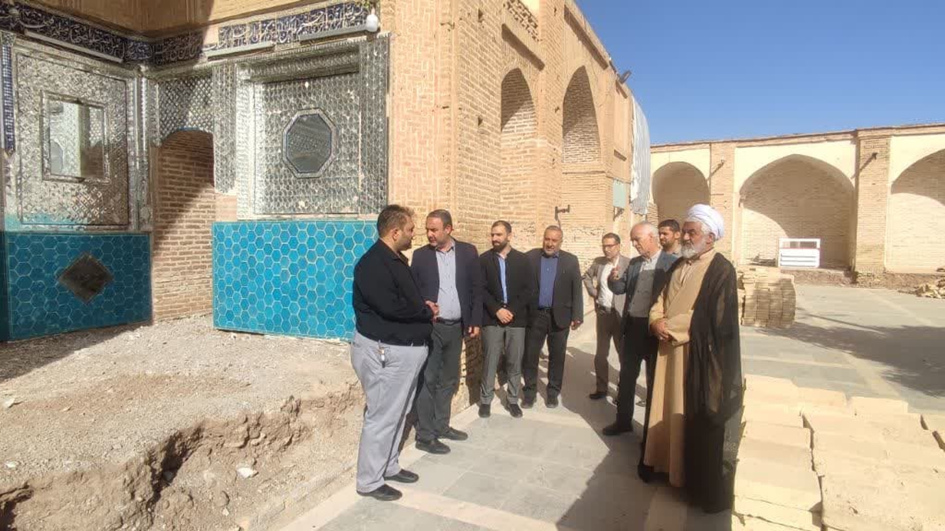 بازدید فرماندار  از پروژه بازسازی و مرمت حیاط، صحن امامزاده سید منصور شهر مأمونیه