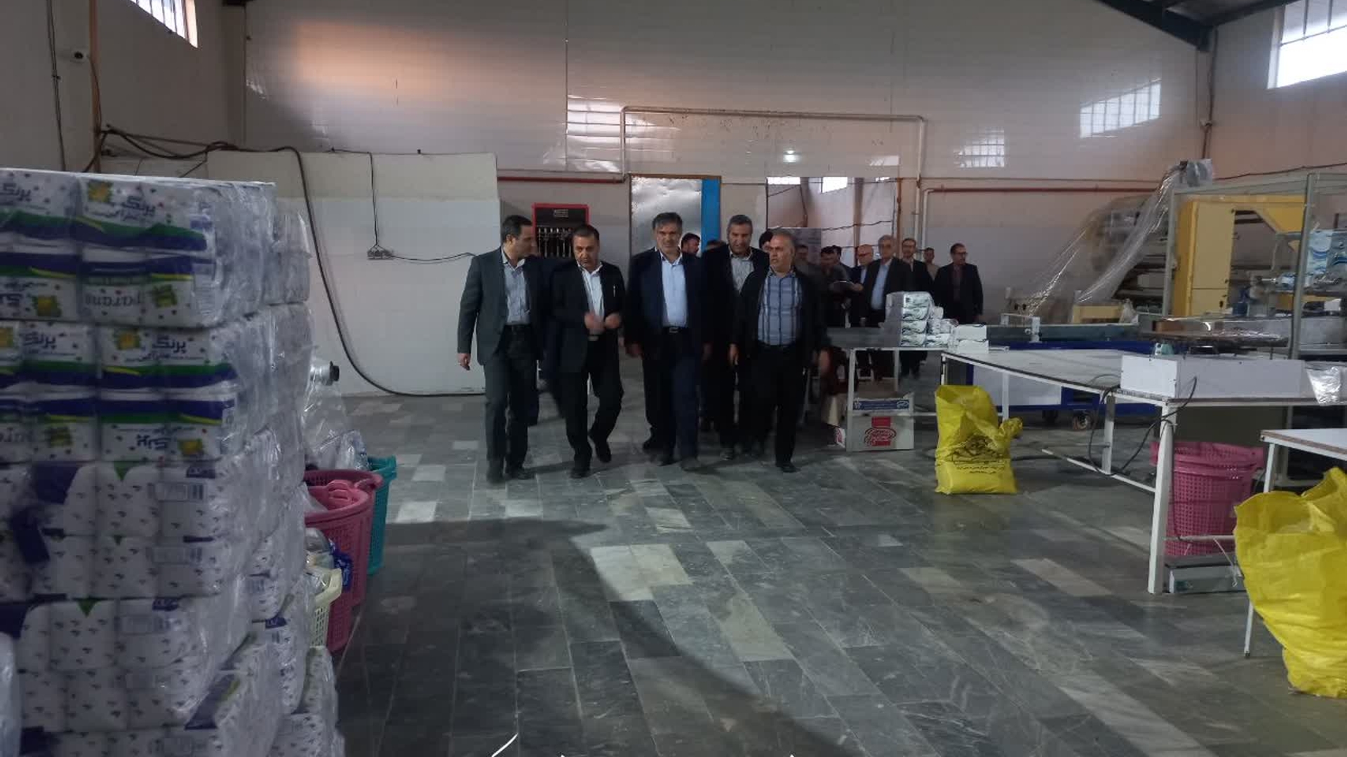 🔻بازدید استاندار مرکزی از شرکت تولیدی دستمال کاغذی عطرآگین در شهرستان کمیجان