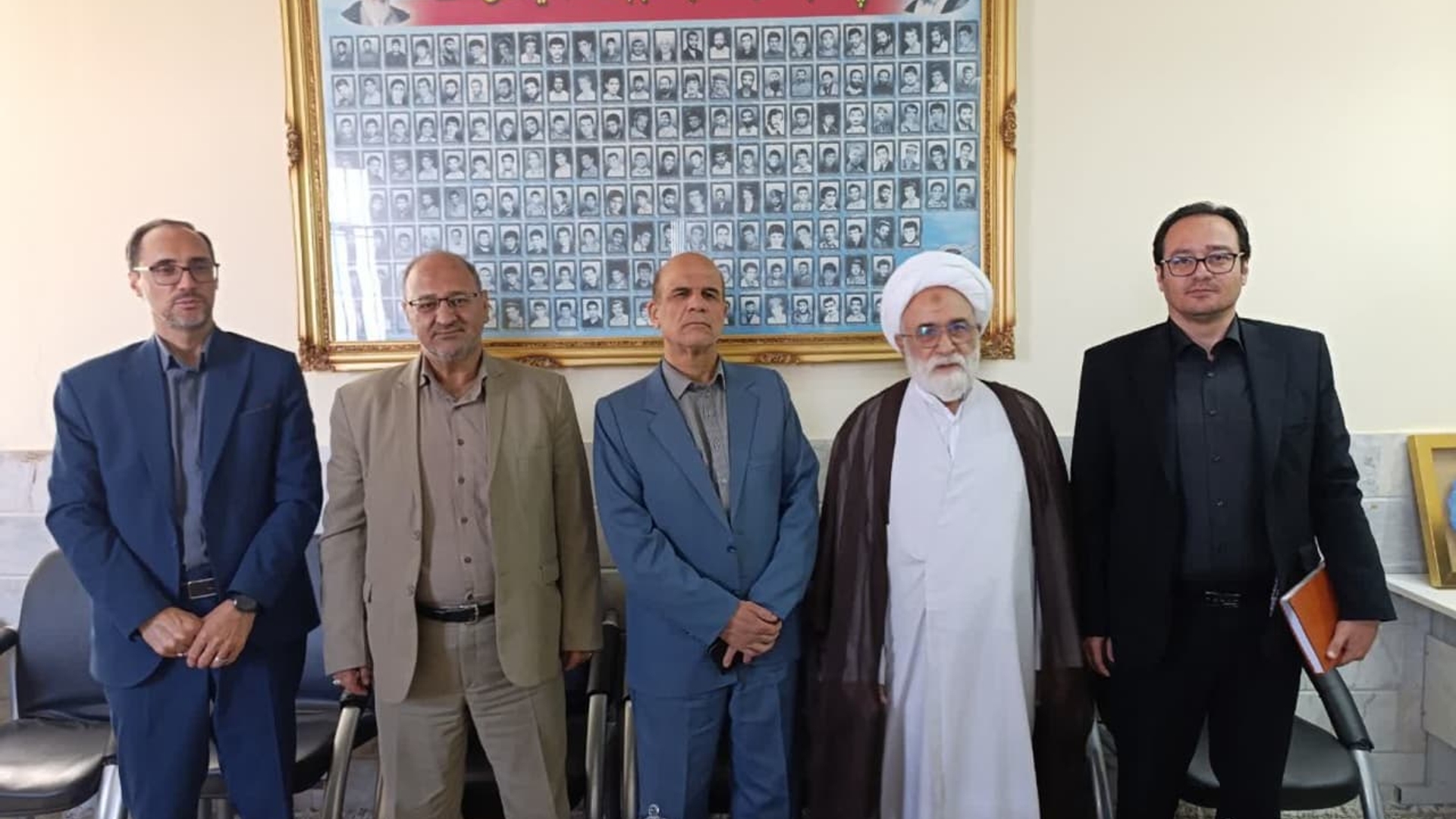 در اولین روز کاری مهندس گلشن سرپرست فرمانداری شهرستان دلیجان با حجت‌الاسلام غفوری امام جمعه شهردایجان دیدار داشتند.
در این دیدار مهندس گلشن در خصوص تعامل بیشتر برای ارتقاء سطح فرهنگ و مباحث موجود در شهرستان به بحث و تبادل نظر پرداختند.
در این نشست حجت‌الاسلام غفوری امام جمعه دلیجان به نقش پر رنگ فرهنگ در جامعه اشاره و خواستار همکاری و همفکری با نخبگان برای ارتقاء فرهنگ در شهرستان دلیجان را خواستارشدند.