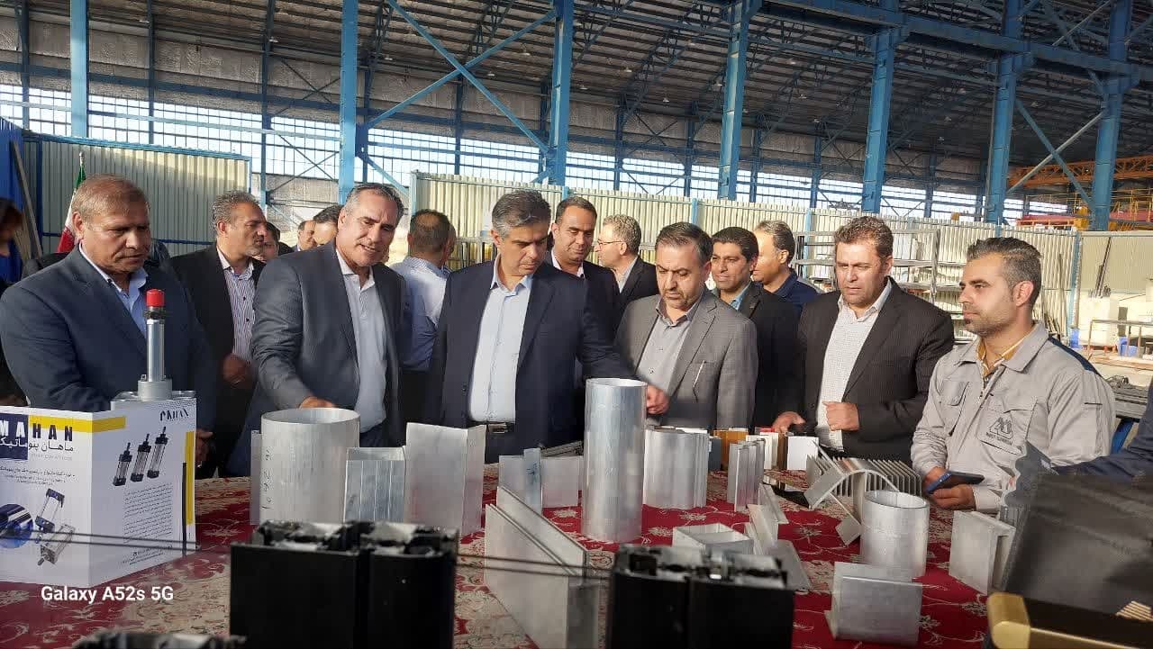 استاندار مرکزی: تمام ظرفیت‌های استان برای حل مشکلات صنایع بسیج شده است
