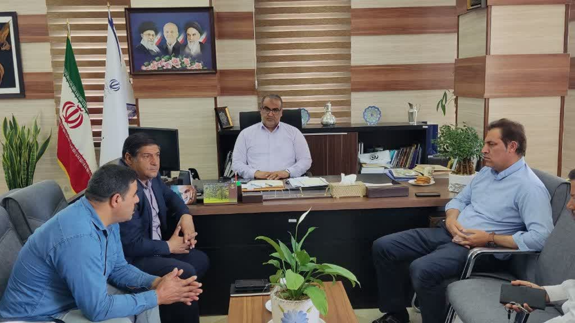 🔺️پیگیری راه‌اندازی پارکینگ خودروهای سنگین و توقیفی در شهرستان آشتیان
