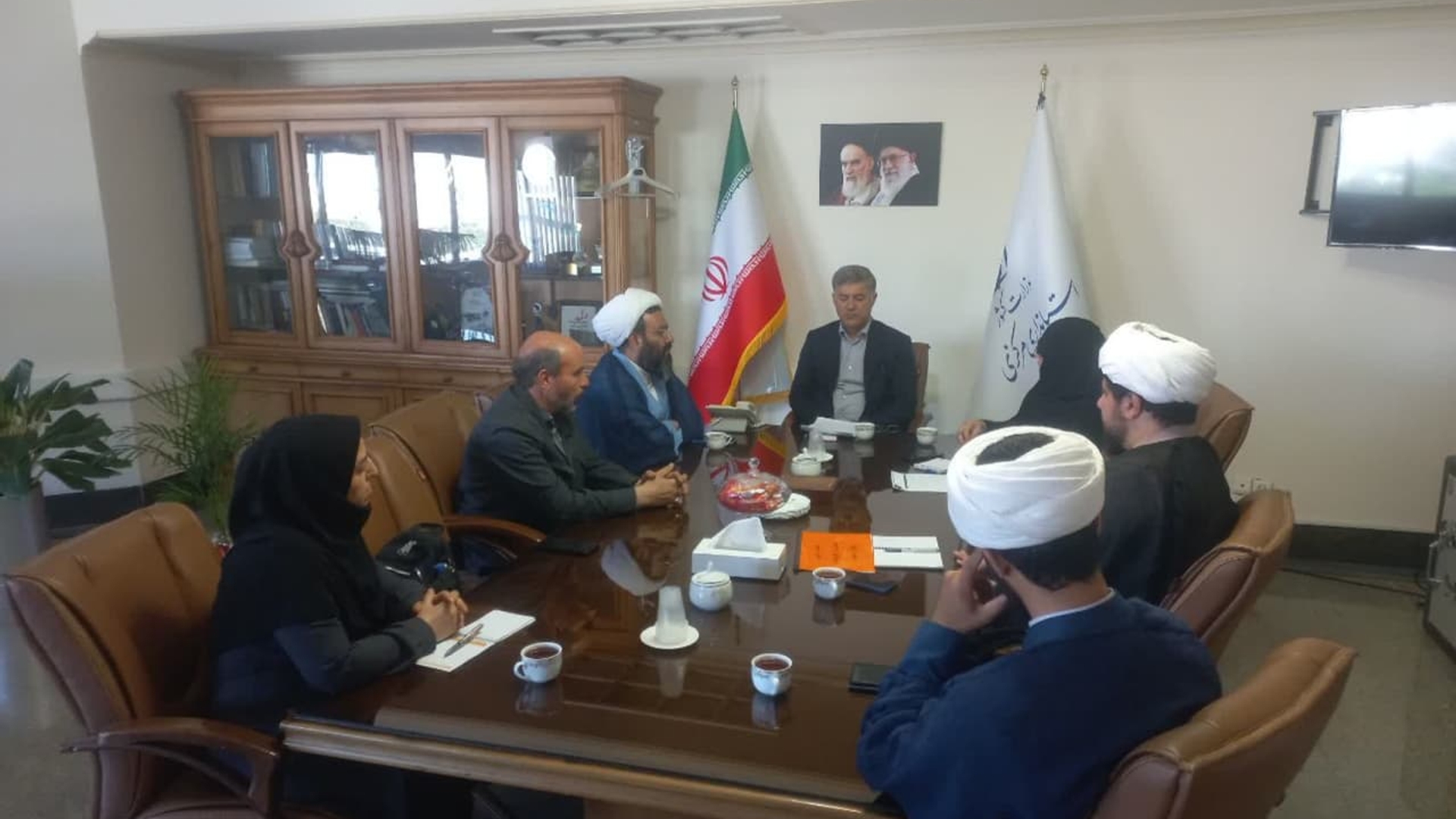 ستاد مردمی حمایت از خانواده وجوانی جمعیت 
نشست قمری  معاون سیاسی،امنیتی واجتماعی استانداری با ستاد مردمی جمعیت با حضور مفتح زاده مدیرکل دفتر اموربانوان ودبیر ستاد جمعیت استان  به منظور بررسی اهداف و برنامه های ستاد مردمی جمعیت برای افزایش آمارازدواج و فرزندآوری ،بررسی دغدغه های جوانان، آسیب شناسی برنامه هاونحوه حمایت از ستاد مردمی در سطح استان در اتاق کار معاونت برگزار و تصمیمات لازم اتخاذ گردید
