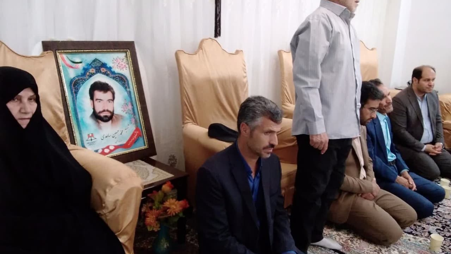 اعضای کاروان دوی امدادی "عاشقان حسینی ، زائران خمینی" استان اصفهان با خانواده سردار شهید ، محمد حسین ساعدی در خمین دیدار کردند