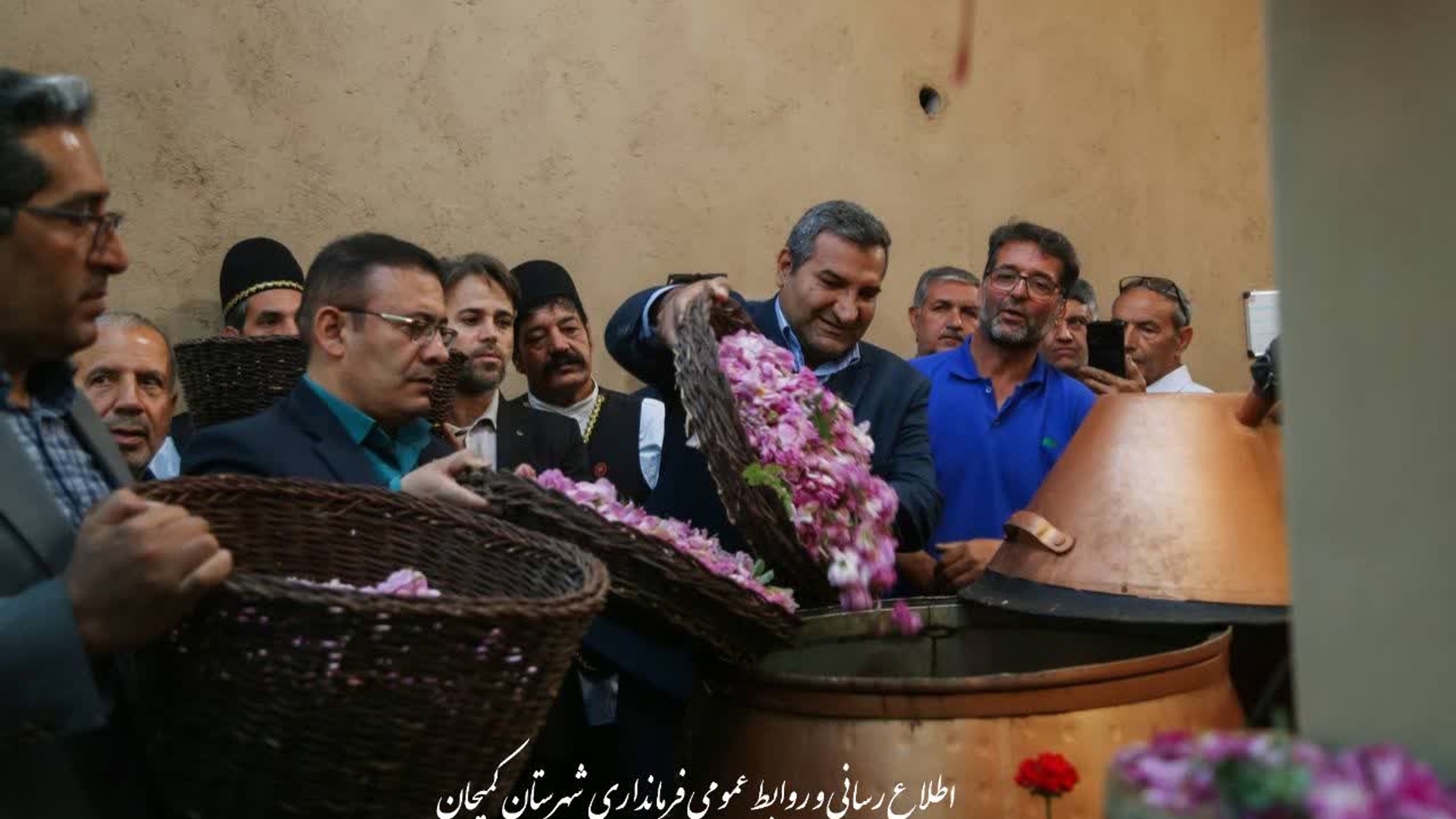 🔻آیین گلاب گیری سنتی «بهشت کمیجان» با حضور فرماندار شهرستان کمیجان