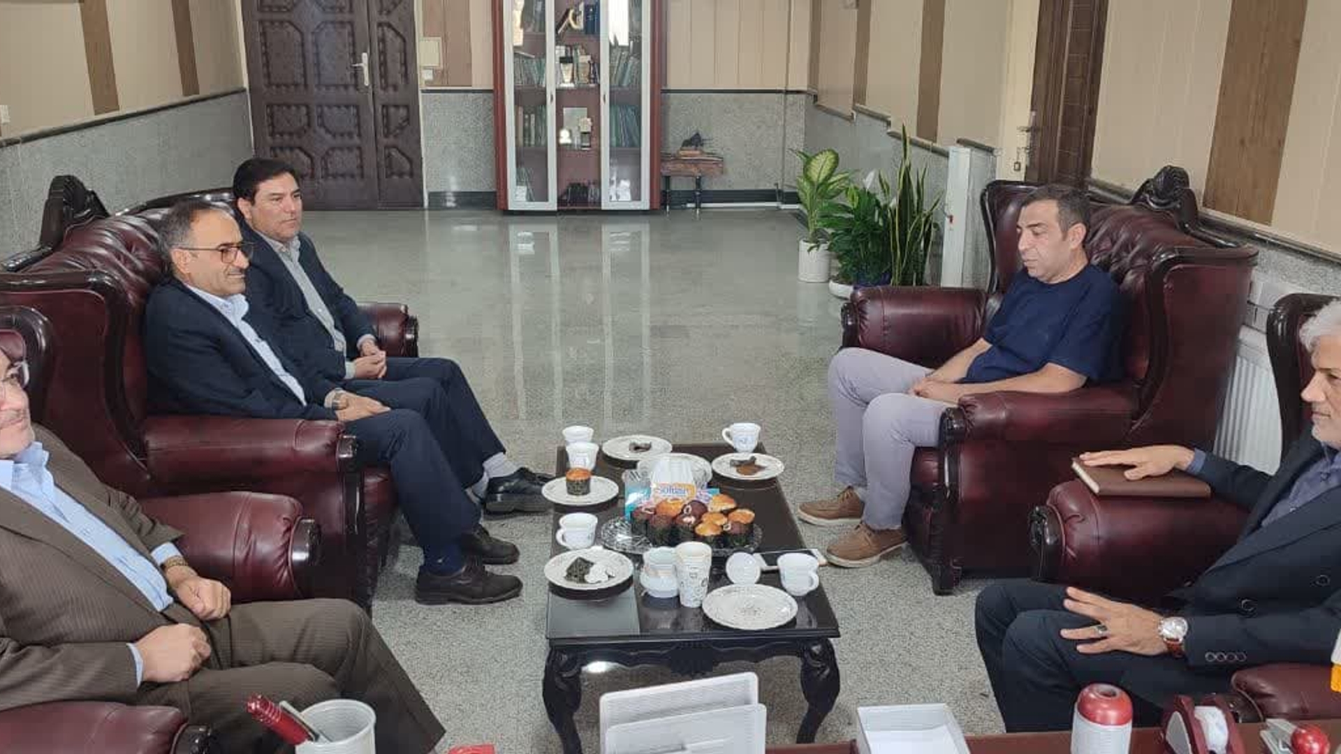دیدار روسای اداره پست و ثبت اسناد زرندیه با سرپرست فرمانداری