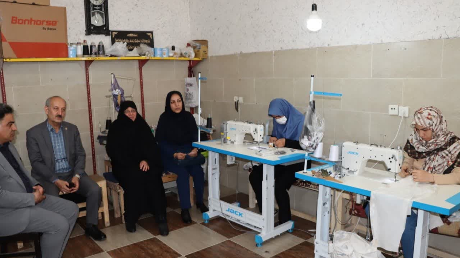 به گزارش روابط عمومی بهزیستی استان مرکزی، همزمان با روز ملی بزرگداشت خانواده، دیداری با حضور مفتح زاده مدیر کل زنان و خانواده استانداری مرکزی، اله دادی سرپرست اداره کل بهزیستی استان مرکزی، دکتر مهر طلب معاون سلامت اجتماعی و خانجانی رئیس اداره بهزیستی شهرستان اراک از گروه همیار موفق و کارگاه چند منظوره اشتغال بانوان، تولید کننده پوشاک و منسوجات برگزار شد.