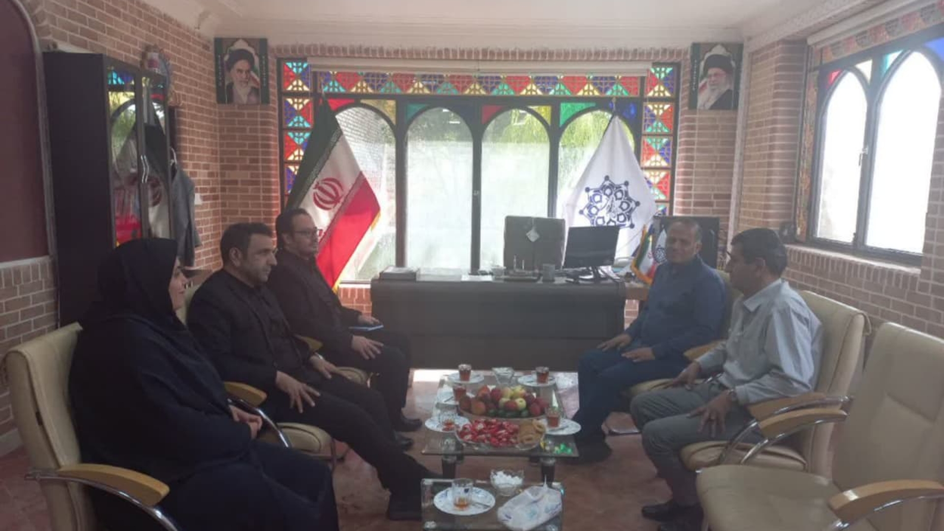همزمان با روز شهرداری‌ها و دهیاری‌ها صورت گرفت؛ دیدار فرماندار با شهرداران دلیجان ونراق

🔹مهندس گلشن، سرپرست فرمانداری شهرستان دلیجان به همراه محسن اشرفی سرپرست بخشداری مرکزی و جمعی از کارمندان فرمانداری به مناسبت فرارسیدن «۱۴ تیرماه روز شهرداری‌ها و دهیاری‌ها» با سام امین صالحی شهردار دلیجان وحسن امین زاده شهردار نراق دیدار و گفت‌وگو کردند.
🔹در این دیدار سرپرست فرمانداری شهرستان دلیجان از  زحمات پرسنل شهرداری  تقدیر و تشکر کردند
