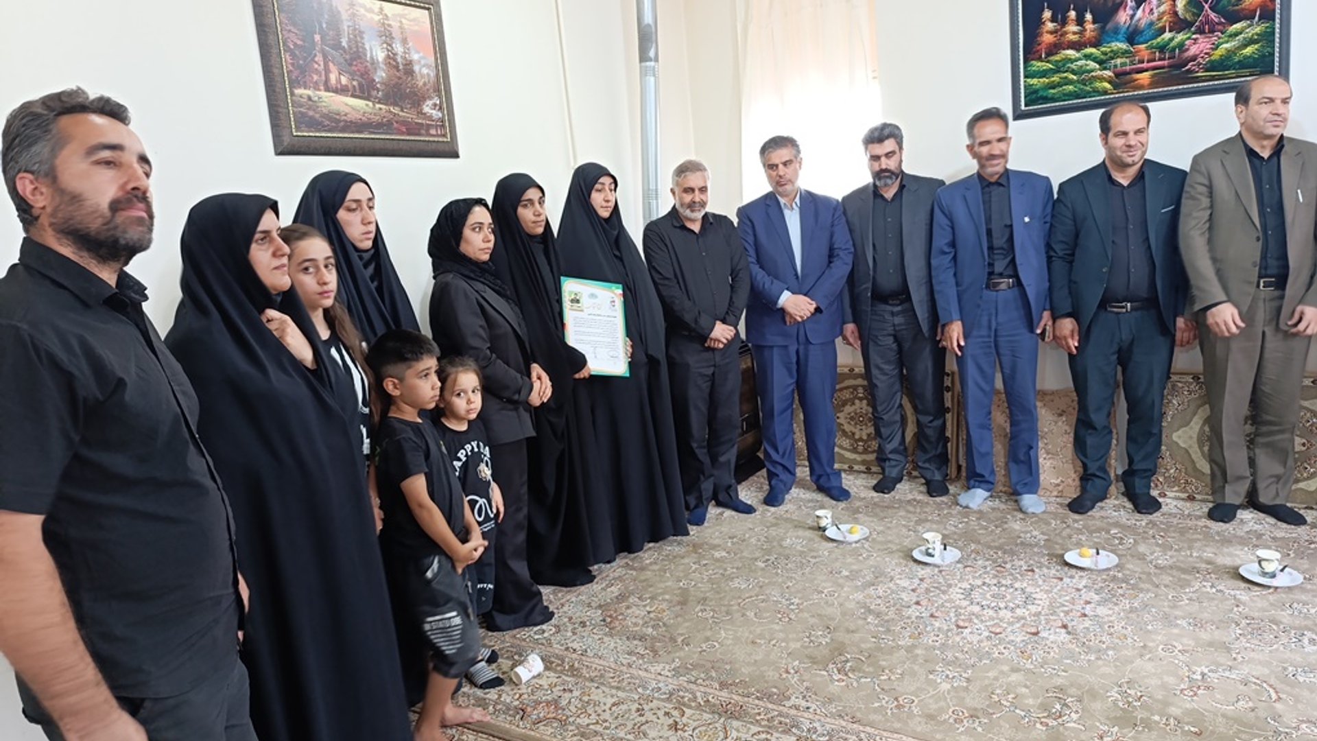 استاندار مرکزی با خانواده شهید محمد اکبری در خمین دیدار کرد