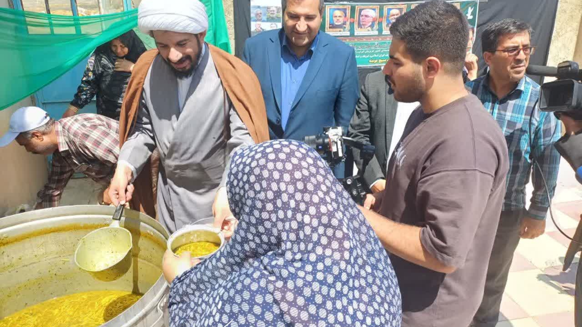 🔻طبخ و توزیع ۱۱۰ دیگ نذری همزمان با عید غدیر خم در بخش میلاجرد با حضور فرماندار شهرستان کمیجان