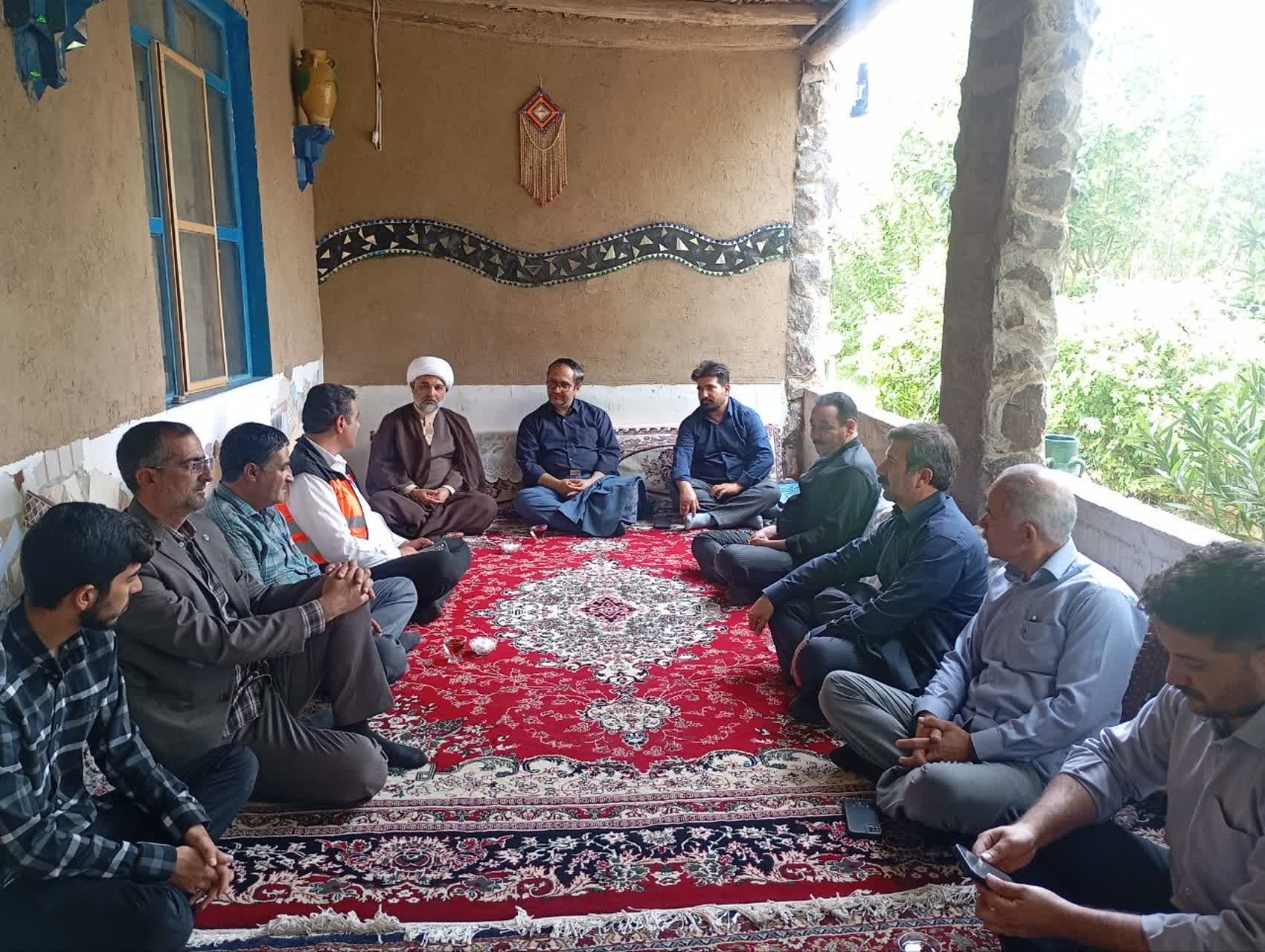 دهگردشی و بررسی مشکلات روستای استوه با حضور فرماندار