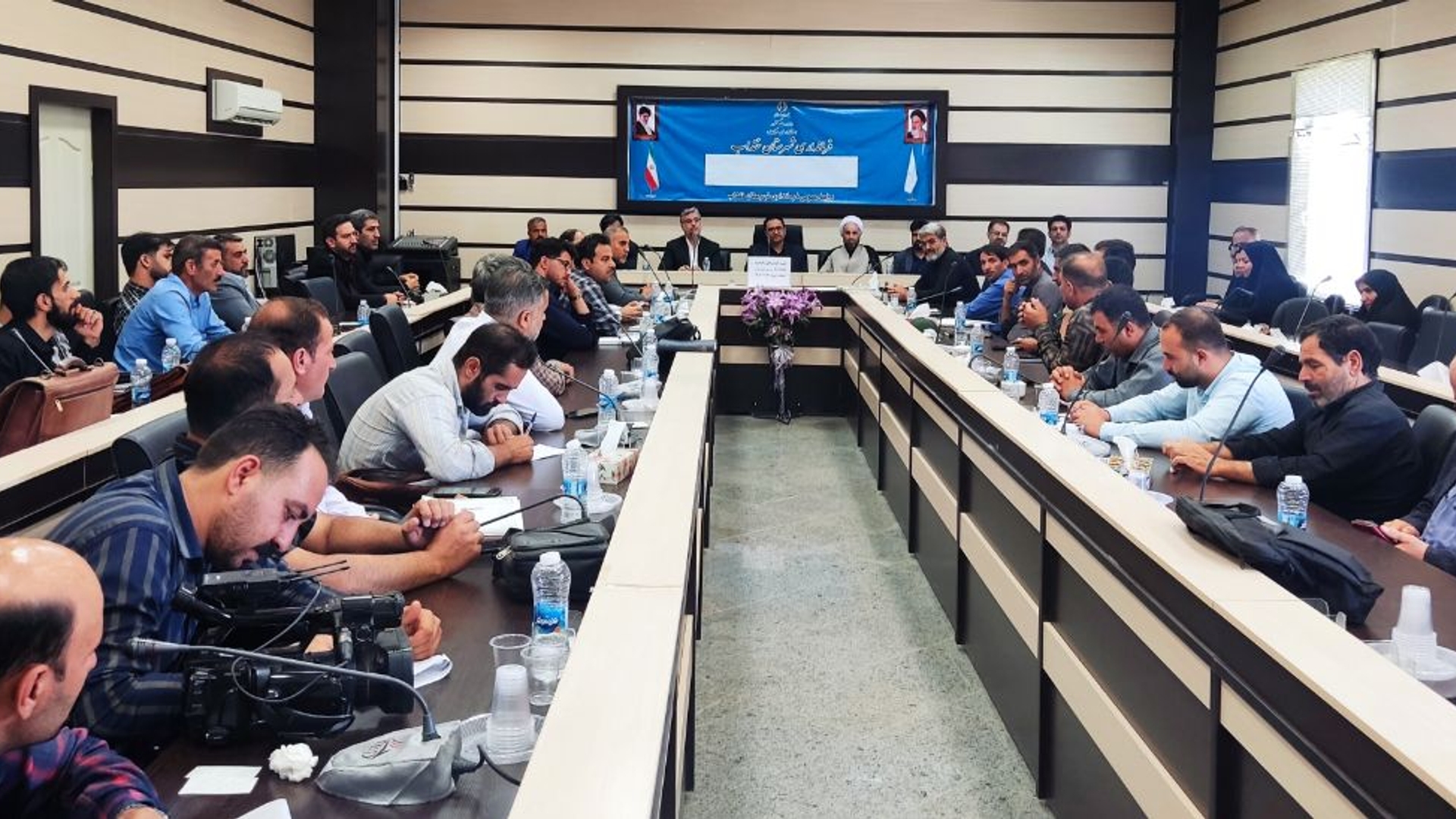 برگزاری همایش دهیاران شهرستان خنداب با حضور مسئولان استانی و شهرستانی