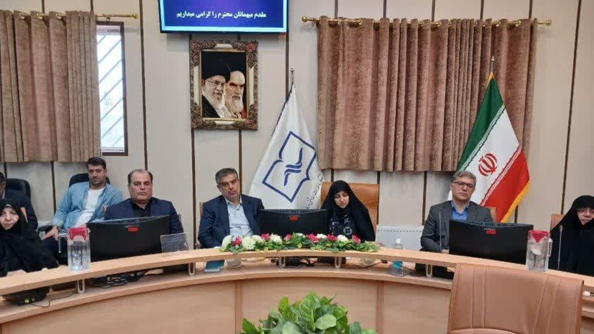 استاندار: زنان استان مرکزی، پیشگامان علم، مقاومت و توسعه فرهنگی هستند

🔹دکتر مهدی زندیه‌وکیلی روز سه شنبه هفتم مردادماه در نشست هم اندیشی معاون رئیس‌جمهور در امور زنان و خانواده با حضور مفتح زاده  مدیر  کل  امور زنان وخانواده استانداری  و  بانوان موفق شهرستان ساوه به نقش برجسته زنان ایران در حوزه‌های علمی، فرهنگی، اقتصادی اشاره کرد و افزود: زنان ایران با فعالیت‌های پویا و خلاقانه خود، نقشی کلیدی در توسعه همه‌جانبه کشور ایفا کرده‌اند و به‌عنوان الگویی از توانمندی و استقامت شناخته می‌شوند.