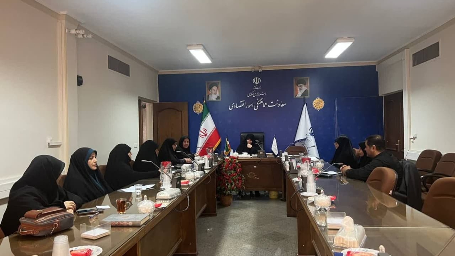 هفتمین جلسه کمیته بانوان وجوانان ستاداربعین  به ریاست مفتح زاده مدیرکل امور زنان وخانواده استانداری تشکیل شد.در این جلسه ضمن پیگیری مصوبات جلسه قبل براجرای برنامه های فرهنگی،آموزشی،بهداشتی،... تدوین شده توسط اعضای کمیته وبا پشتیبانی دستگاه هاونهادهای های مربوطه از موکب ها تاکیدشد.طبق گزارش مدیران موکب ها،کارخدمات رسانی به زائرین ازامروز آغاز شده است.
