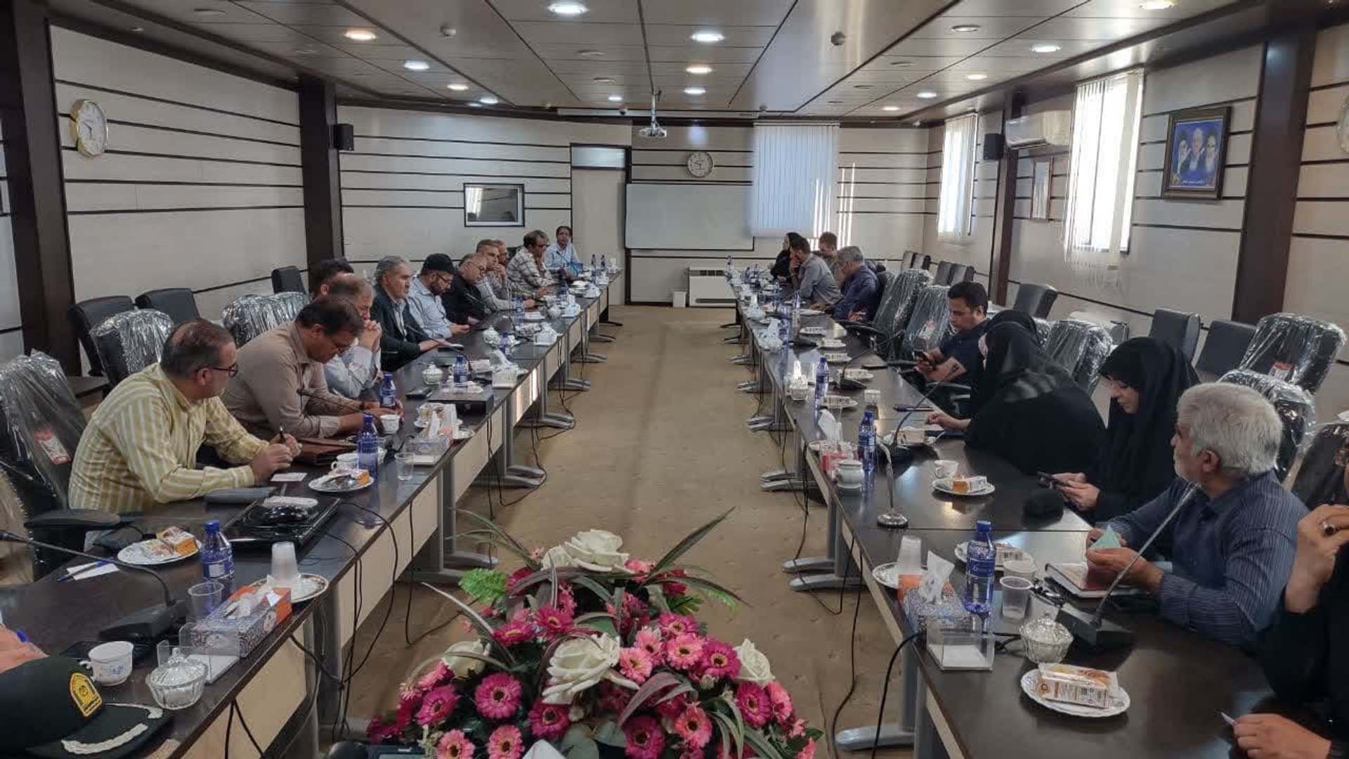 جلسه نشست با خبرنگاران 
روز یکشنبه مورخ ۱۴۰۴/۰۵/۱۹

به مناسبت روز خبرنگار مهندس گلشن سرپرست فرمانداری عصر یکشنبه مورخ ۱۴۰۴/۰۵/۱۹  با خبرنگاران شهرستان نشست صمیمی برگزار کردند.
 درابتدای نشست خبرنگاران حوزه‌های خبری بیاناتی را در خصوص مسائل مختلف ایراد نمودند و دغدغه ها و مشکلات خود را بیان کردند.
در پایان مهندس گلشن ضمن عرض تبریک به مناسبت روز خبرنگار ،خبرنگاران را بازوی اصلی دولت در ارسال خبر دانستند و خبرنگاران را به عنوان صدای بی صدایان عنوان کردند که می بایستی در ارسال خبر،صادق،بی طرف و شجاعت داشته باشند و اگر نتوانند اخبار رابه درستی اعلام کنند بستر را برای ایجاد شایعات و اکاذیب فراهم می‌کنند. 
در ادامه مهندس گلشن از خبرنگاران برتر که بیشترین تعامل و همکاری را با  ادارات در اطلاع رسانی خبرها داشتند با لوح و هدیه تقدیر نمودند.
