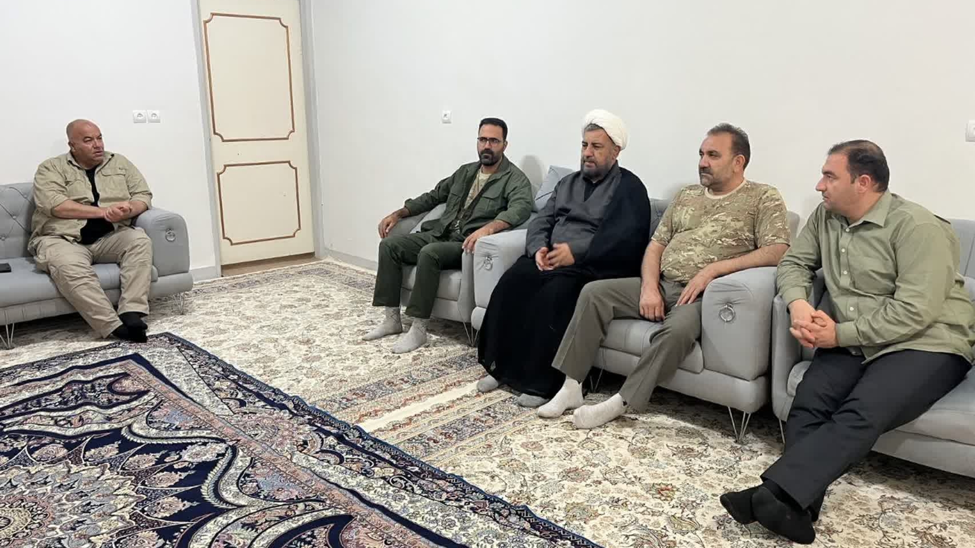 جلسه پزشک نیا مدیرکل پدافند غیرعامل و مسئول ستاد مهران با نماینده ولی فقیه در وزارت جهاد کشاورزی و سازمان تعاون روستایی کشور در محل ستاد مهران اربعین استان پیرامون تخصیص اقلام غذایی برای موکب های مستقر در مهران