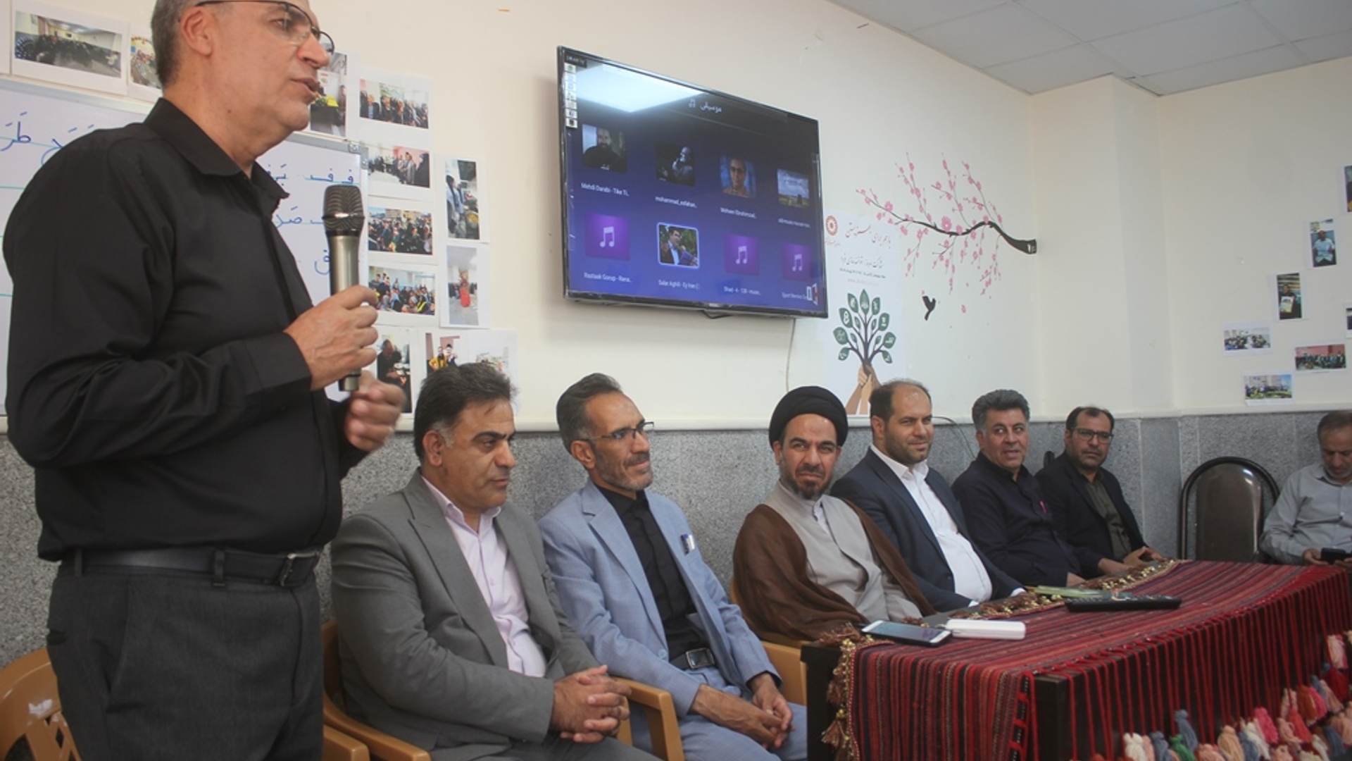 فرماندار ، امام جمعه و نماینده مردم خمین در مجلس از موسسه خیریه سرای خوبان آفتاب ( سخا ) خمین بازدید کردند