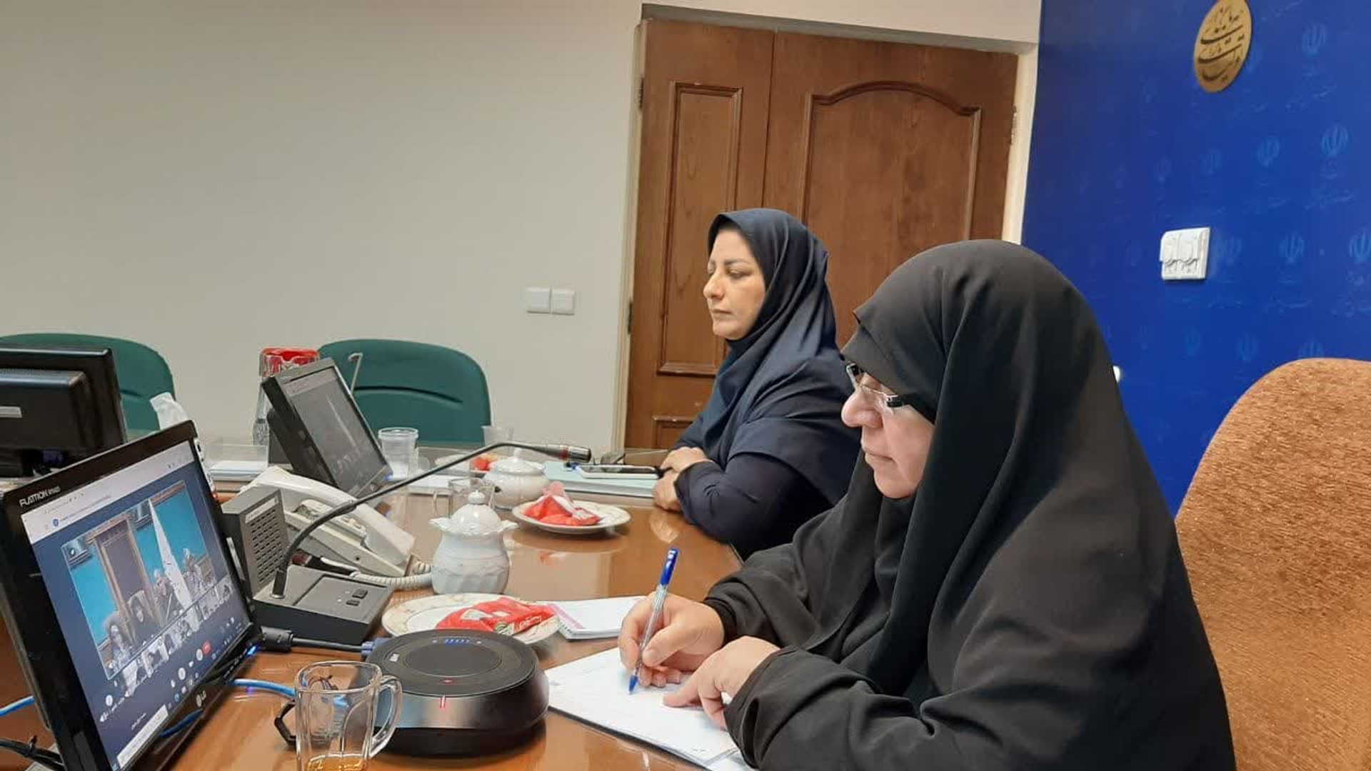 حضورمفتح زاده مدیرکل امور زنان وخانواده استانداری به همراه کارشناس اقتصادی دفتر اموربانوان در نشست مجازی (ویدئو کنفرانس)راهبری برنامه های استانی توسط مرکز امورزنان وخانواده وزارت کشور وهم افزایی بامدیران کل دفاتر امور بانوان استانداری های کشور.
