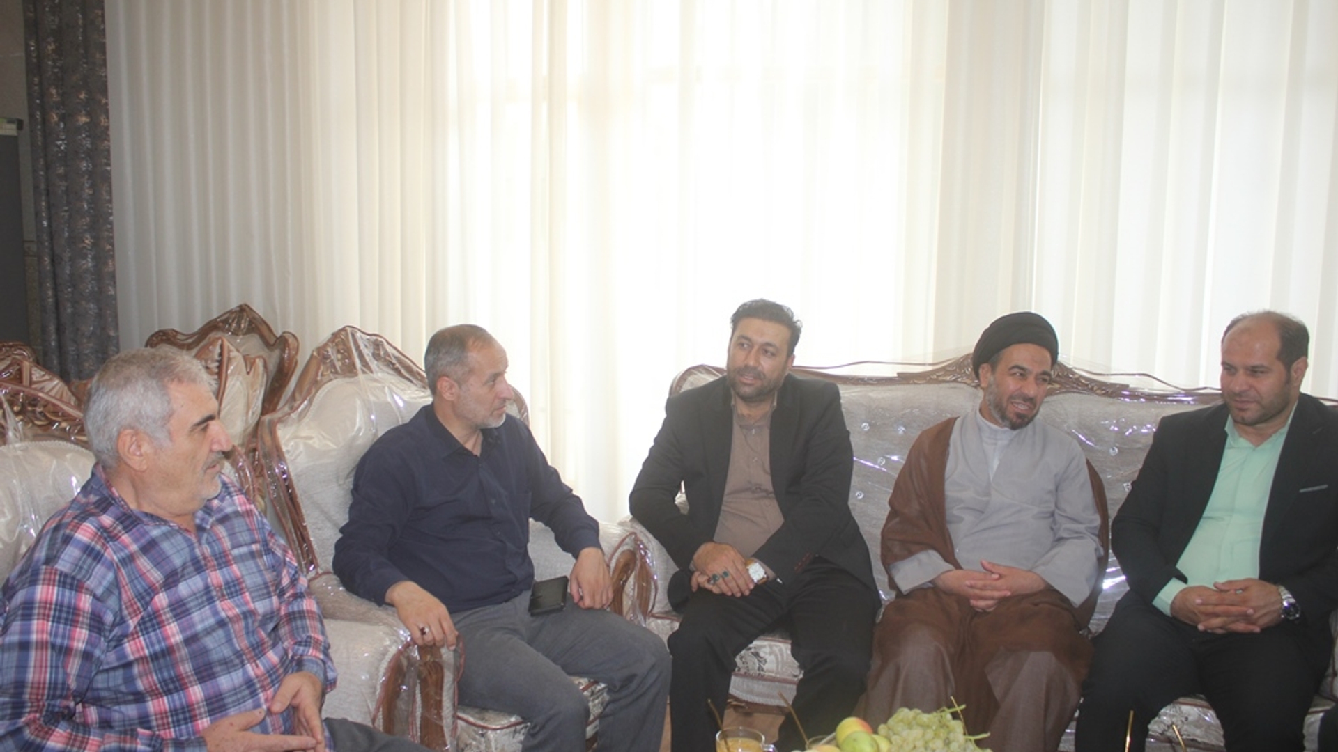 فرماندار و تعدادی از مسئولان شهرستان با جانباز سرافراز علی حمزه لو در خمین دیدار کردند