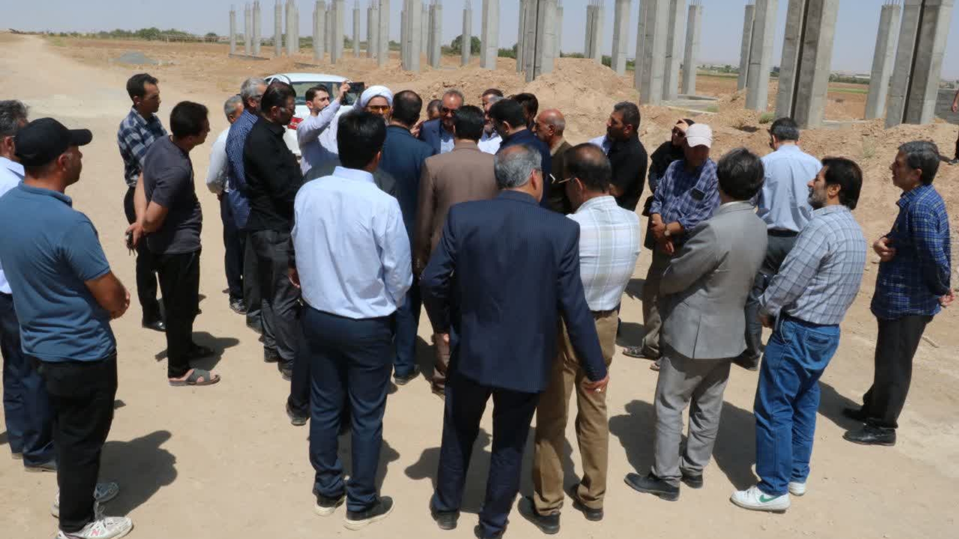 بازدید فرماندار شهرستان اراک از پروژه ۲۰ واحدی مسکن در روستای خیرآباد