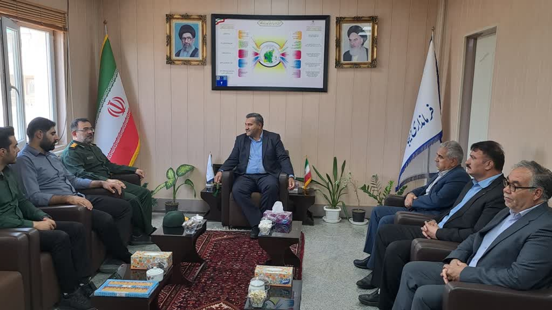 دیدار فرمانده ناحیه مقاومت بسیج شهرستان با فرماندار به مناسبت هفته دولت