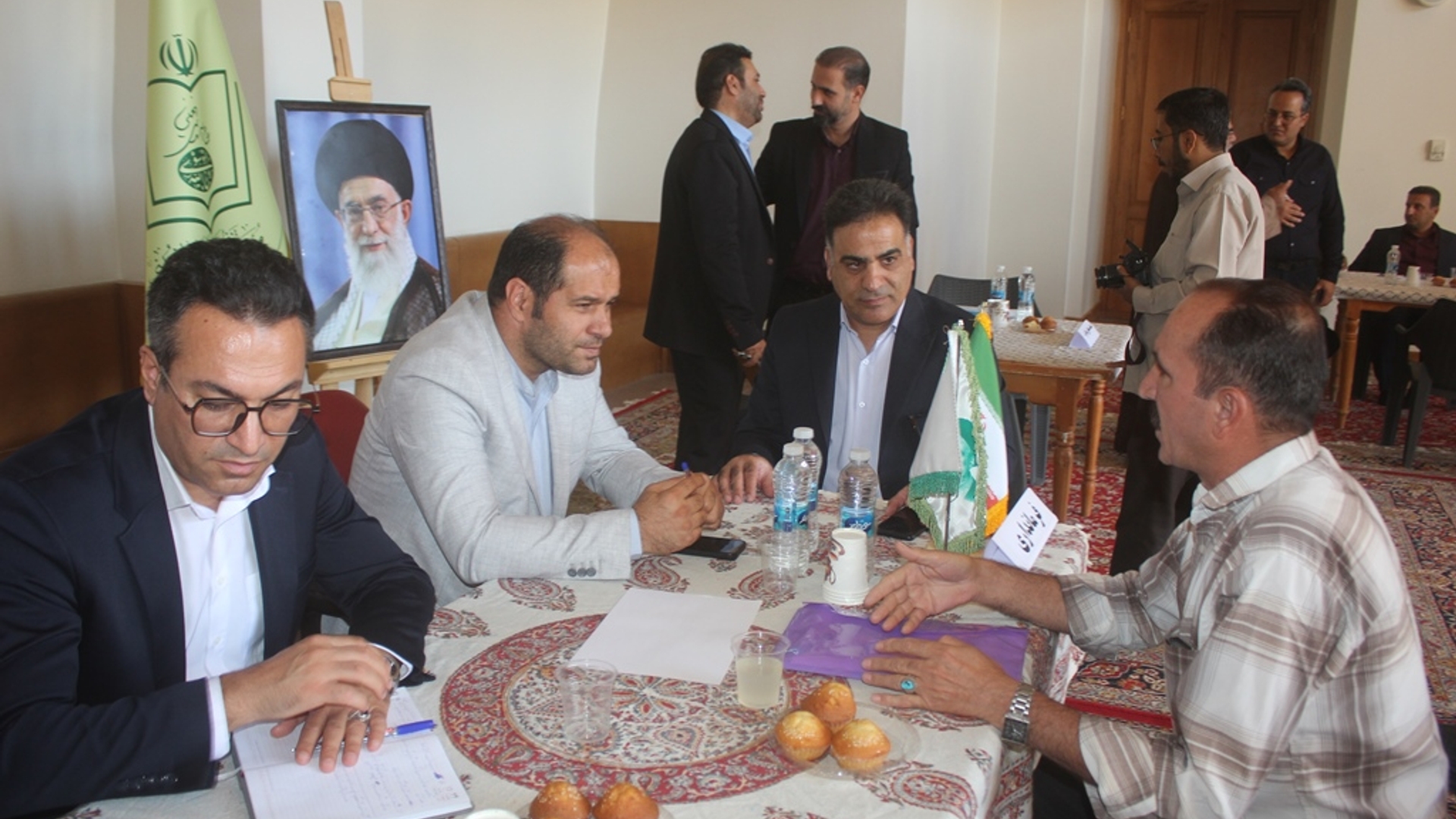 میز خدمت فرمانداری و ادارات شهرستان در محل بیت تاریخی امام خمینی (ره) در خمین برپا شد