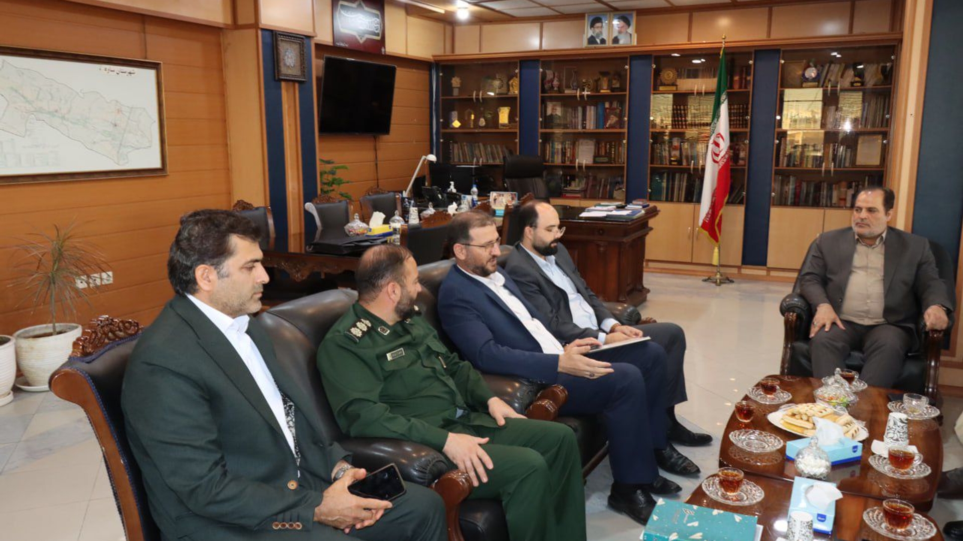 دیدار امام جمعه و اعضای شورای تامین با فرماندار به مناسبت هفته دولت