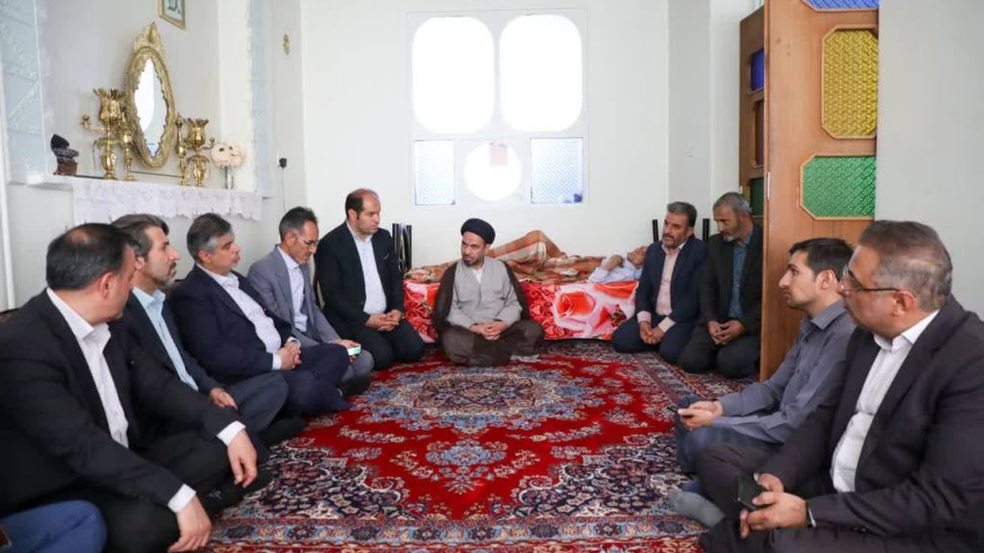 استاندار مرکزی با خانواده معظم شهید رضا کلاهدوز در خمین دیدار کرد