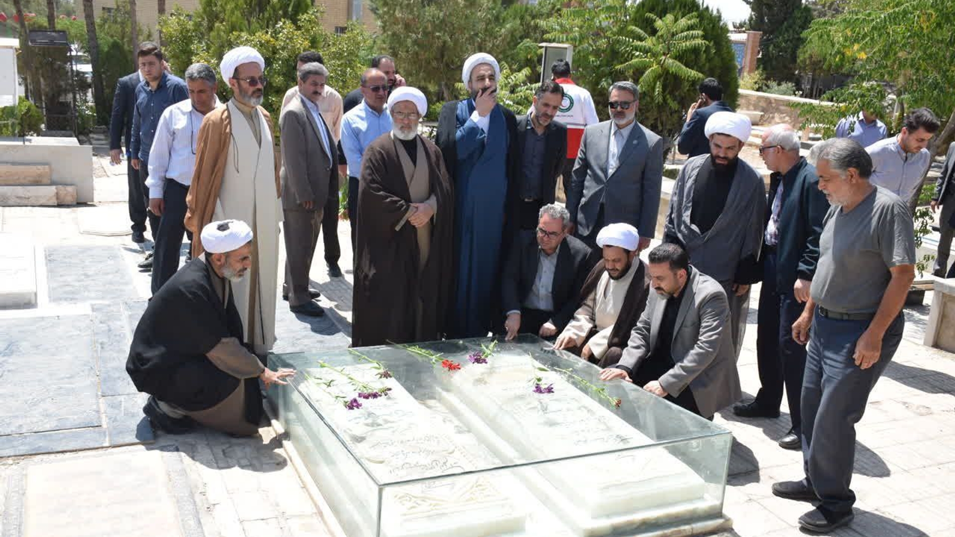 مراسم گلباران قبور شهدای ستاد نماز جمعه محلات برگزار شد