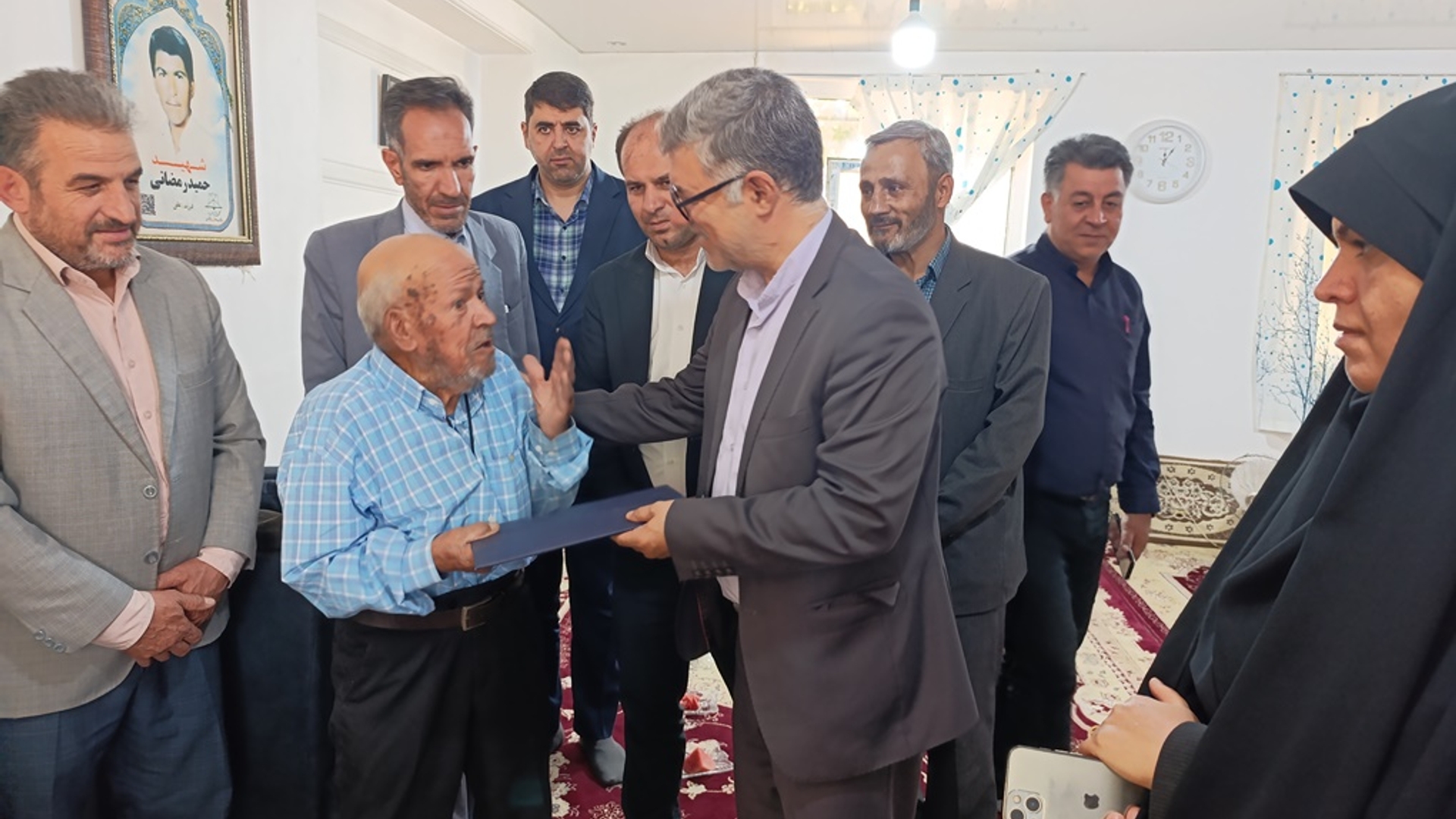 معاون سیاسی ، امنیتی و اجتماعی استاندار با خانواده شهید حمید رمضانی در روستای سوک قزقان دیدار کرد