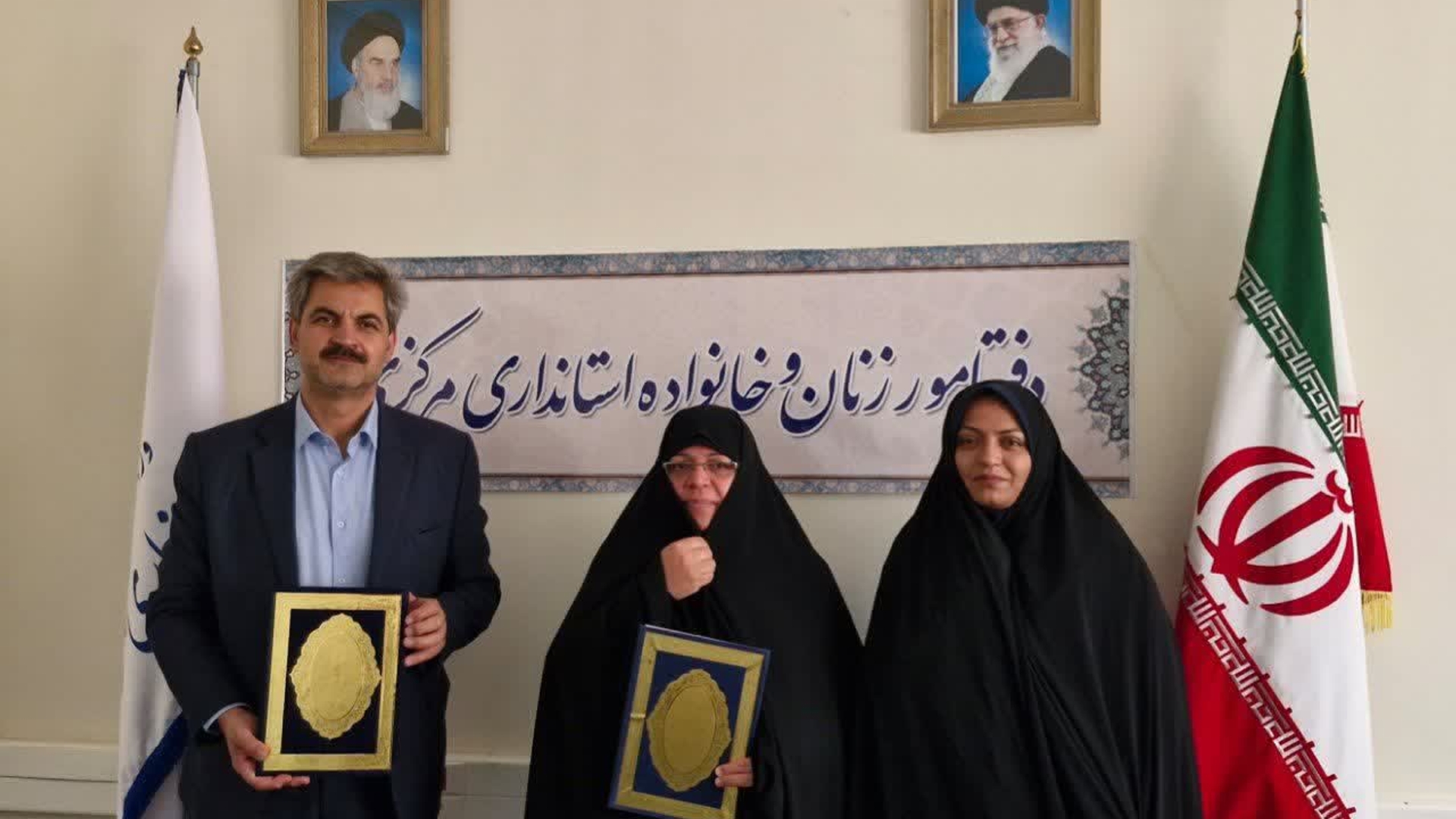 تفاهم‌نامه توانمندسازی بانوان در مدیریت مصرف انرژی در استان مرکزی امضا شد

🔸این تفاهم‌نامه با حضور محمود محمودی، مدیرعامل شرکت توزیع نیروی برق استان مرکزی و پروین مفتح‌زاده، مدیرکل امور بانوان و خانواده استانداری مرکزی به امضا رسید و مدت اعتبار آن سه سال تعیین شده است.