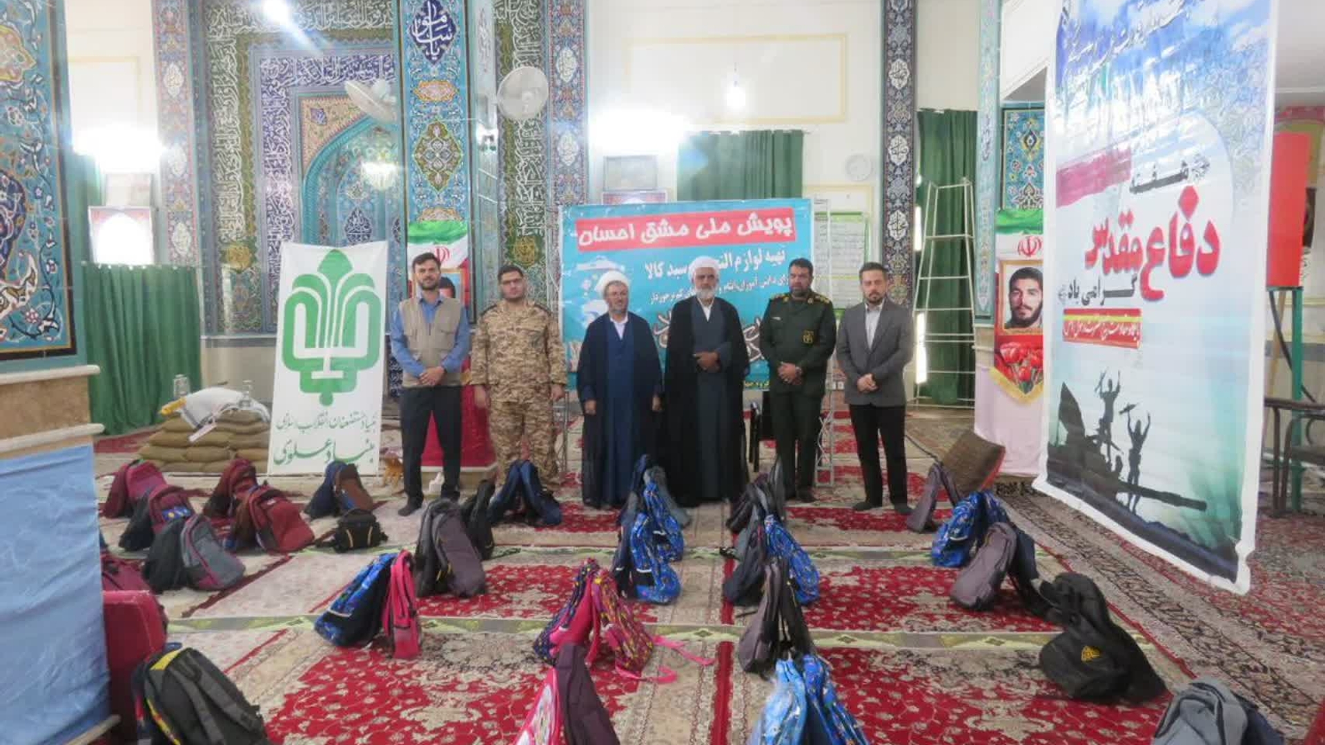 اهدا ۶۰۰ بسته لوازم‌التحریر به دانش‌آموزان نیازمند زرندیه