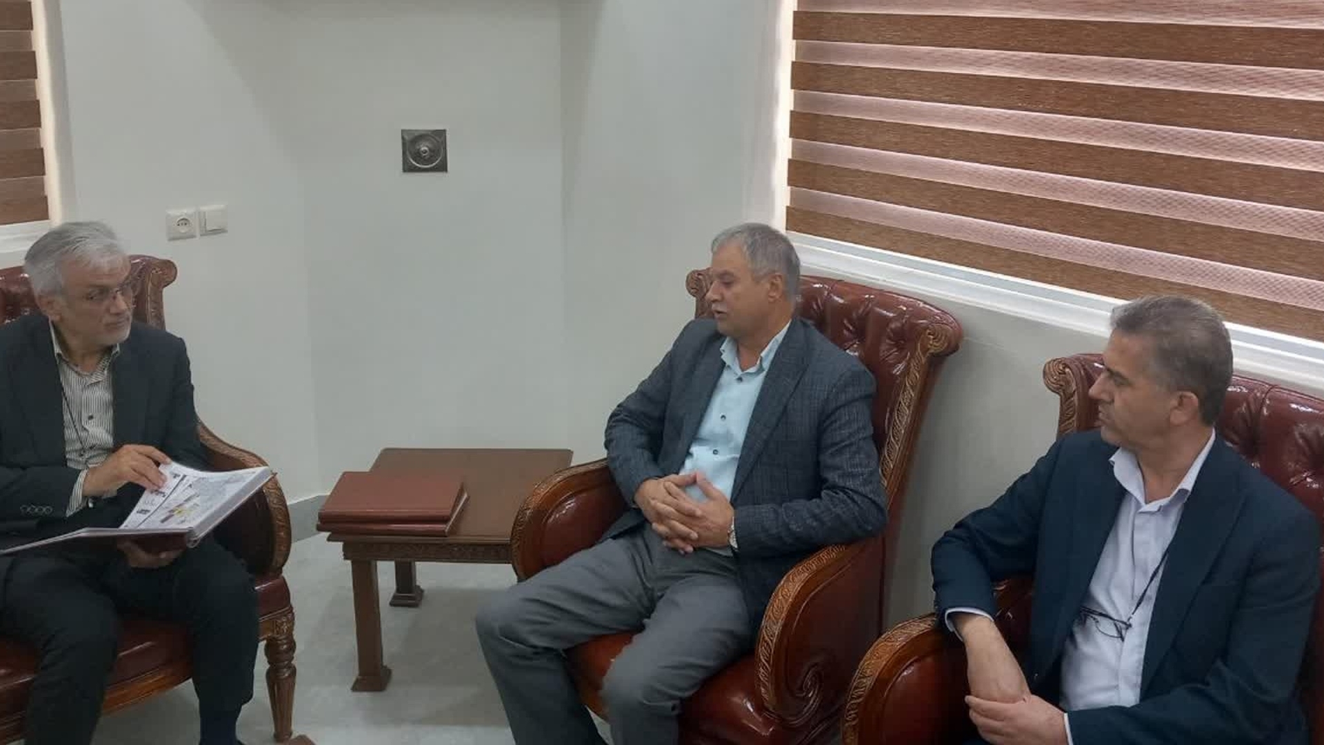 پیگیری مشکلات کشاورزان و تولیدکنندگان در زرندیه
