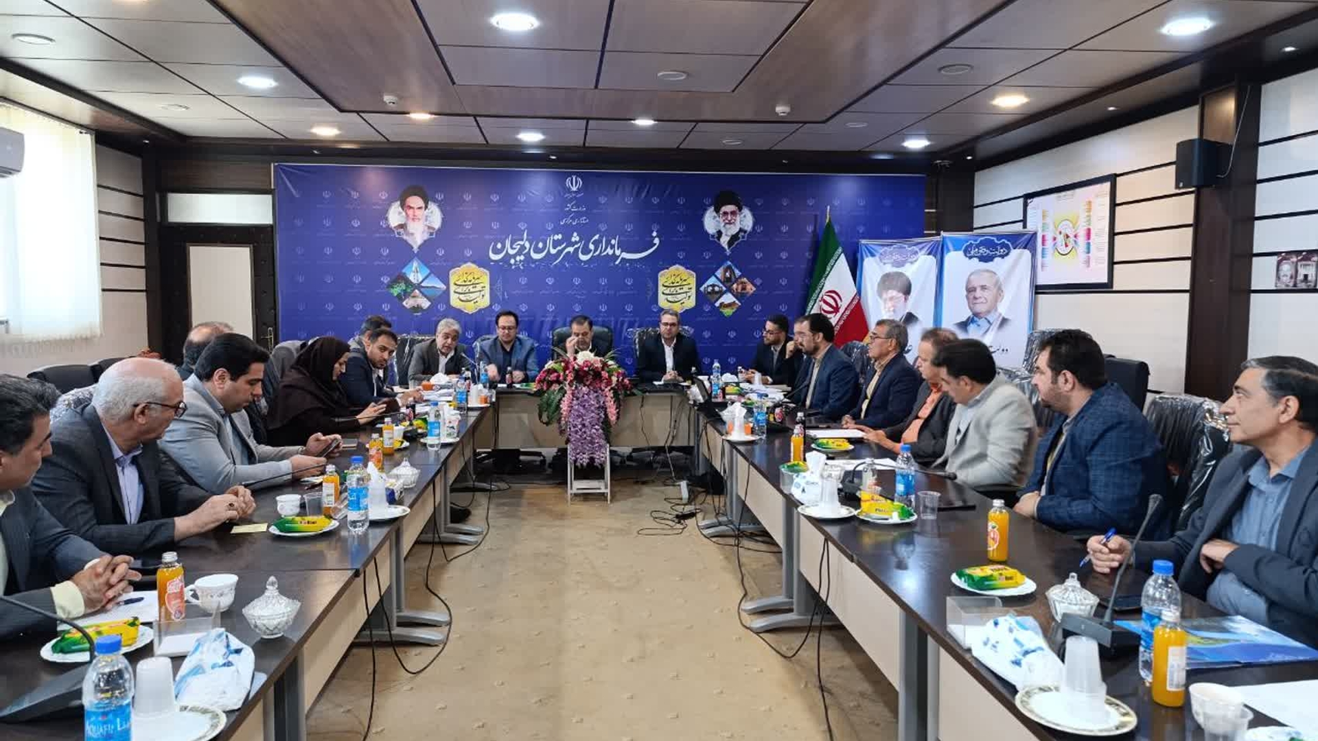 ❇️ برگزاری جلسه استانی ستاد تسهیل و رفع موانع تولید در فرمانداری شهرستان دلیجان.۱۴۰۴/۷/۲

جلسه ستاد تسهیل و رفع موانع تولید استان مرکزی روز چهارشنبه دوم مهرماه۱۴۰۴ به ریاست حسن میرزاخانی معاون اقتصادی استانداری مرکزی و با حضور فرمانداران دلیجان و محلات ،رئیس سازمان صنعت معدن و تجارت و نمایندگان ادارات کل و بانک های استان برگزار شد. در این جلسه ۵ ساعته ، مشکلات ۱۶ واحد صنعتی ، معدنی ، خدماتی و کشاورزی شهرستان های دلیجان و محلات مورد بررسی قرار گرفت  و مصوباتی برای رفع مشکلات آن ها در حوزه های زیر ساختی آب ، برق و گاز و بدهی های بانکی و بیمه ای و مالیاتی و..به تصویب رسید.