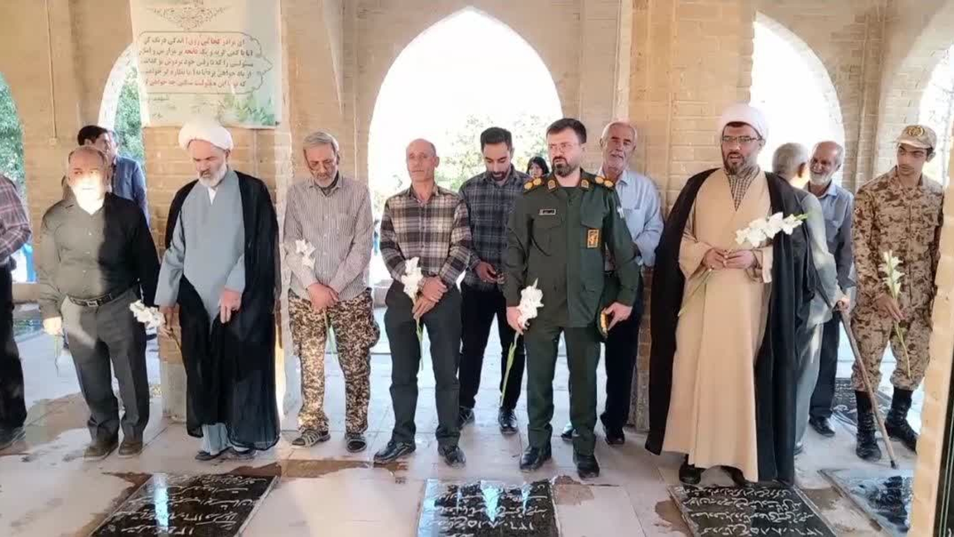 عطر افشانی و گلباران گلزار شهدای زرندیه با حضور مسئولان و مردم