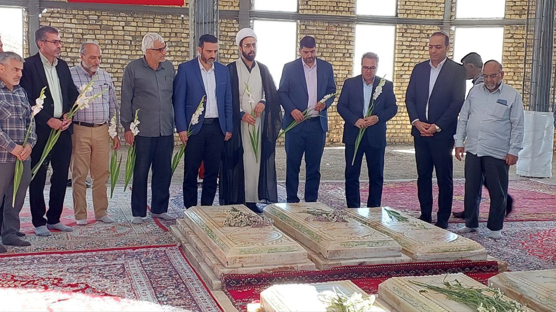 گلباران قبور مطهر شهدای گمنام توسط مسئولین و اعضای هیأت ورزش‌های همگانی محلات