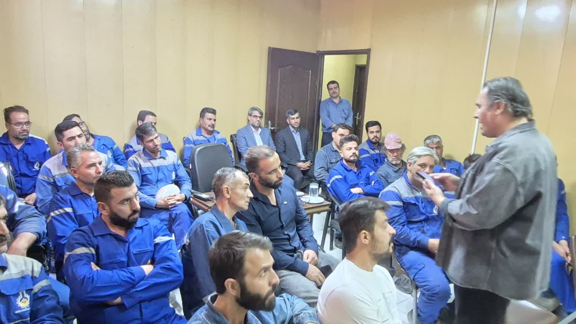 مانور عملیاتی اطفای حریق مخازن در شرکت کیمیاگران شهرک بازنه شازند برگزار شد

در سومین روز از هفته ایمنی، دوره آموزشی «ایمنی مخازن شیمیایی و مدیریت بحران در شرایط اضطراری» به همراه مانور عملیاتی شامل اطفای حریق، کف‌پاشی و خنک‌سازی مخازن با همکاری اداره HSE اداره کل صنعت، معدن و تجارت استان مرکزی  در این شرکت برگزار گردید.

این برنامه با هدف ارتقای سطح آمادگی کارکنان در مواجهه با شرایط اضطراری، افزایش مهارت‌های عملی در کنترل و اطفای حریق، و تمرین هماهنگی میان واحدهای ایمنی و مدیریت بحران اجرا شد

چهارشنبه 10 مهر 1404