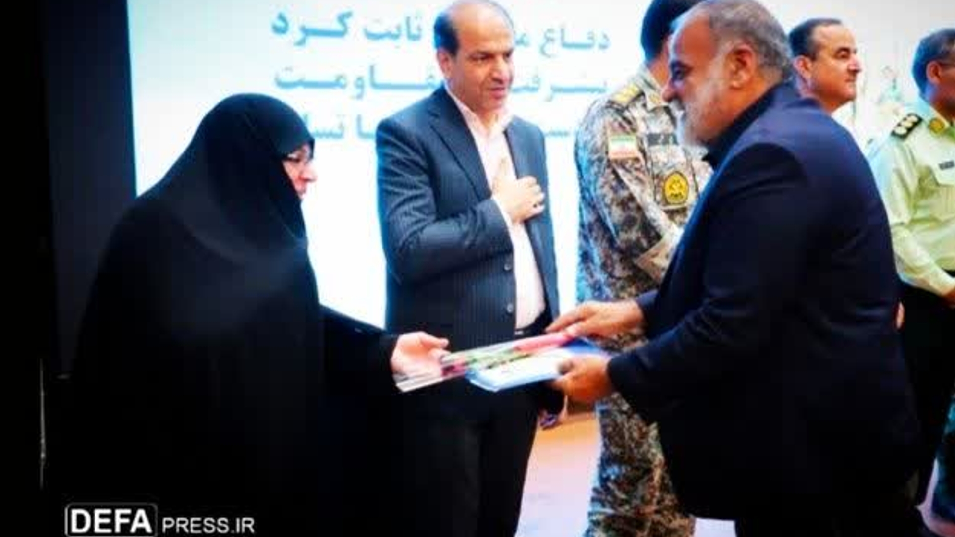 حضورمفتح زاده مدیرکل اموربانوان درآیین تجلیل از پیشکسوتان و فعالان عرصه جهاد و مقاومت در استان مرکزی

به مناسبت چهل و پنجمین سالگردهفته دفاع مقدس و همزمان با سراسر کشور ششمین آئین تجلیل و تکریم پیشکسوتان جهاد و مقاومت استان مرکزی در کانون امام علی (ع) شهر اراک برگزار شد.

چهارشنبه ۹ مهرماه ۱۴۰۴