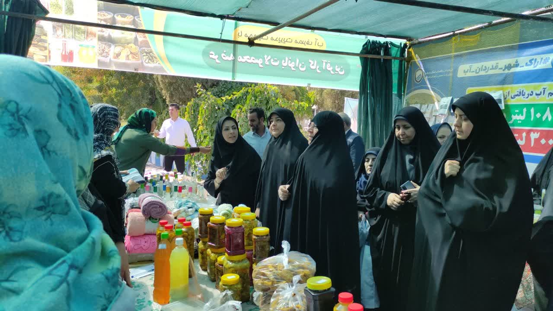 بازدیدمفتح زاده مدیرکل امورزنان وخانواده استانداری ازنمایشگاه عرضه محصولات بانوان کارآفرین بازدیدکرد.این نمایشگاه بامحوریت نقش بانوان درمدیریت مصرف آب برپاشده وباهدف ترویج فرهنگ صرفه‌جویی،کارآفرینی پایدارومسئولیت‌پذیری اجتماعی بانوان درحوزه منابع آبی برگزار گردید.دراین نمایشگاه،بانوان کارآفرین به ارائه محصولات متنوع خانگی،صنایع دستی و تولیدات سازگاربامحیط زیست پرداختندو همچنین درحاشیه این رویداد،برنامه های گفتگومحوردرخصوص راه‌های صرفه‌جویی و مدیریت مصرف آب ونقش بانوان درانتقال این فرهنگ به خانواده وجامعه برگزارشد.
