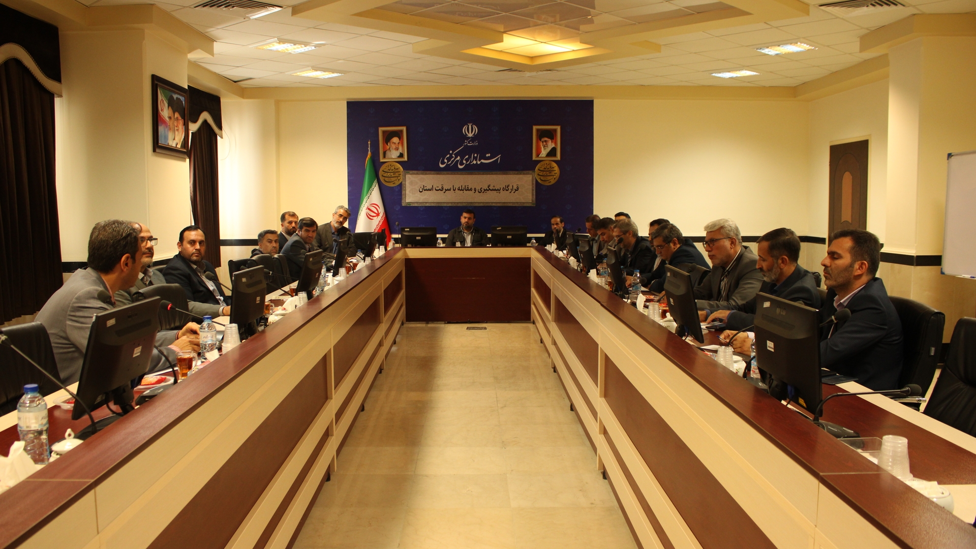در ساعت 30: 10 صبح روز چهارشنبه مورخ 30/ 7/ 1404 به ریاست آقای برنج زاده مدیر کل امنیتی و انتظامی و با حضور اعضاء و مسئولین حراست بانک ها و موسسات مالی و اعتباری استان در محل سالن جلسات شهدای شبان استانداری برگزار گردید.