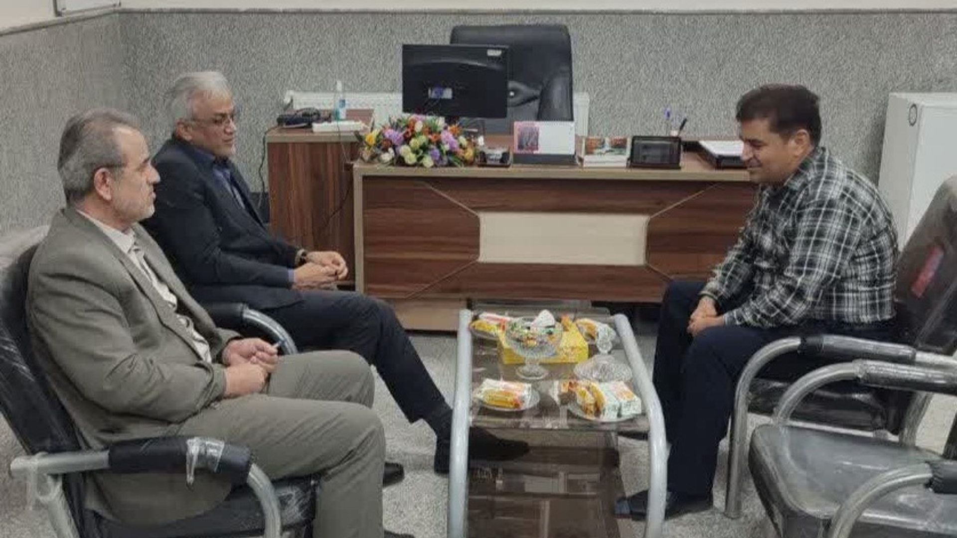 فرماندار شهرستان زرندیه از اداره ورزش و جوانان بازدید و در جریان برنامه‌ها قرار گرفت