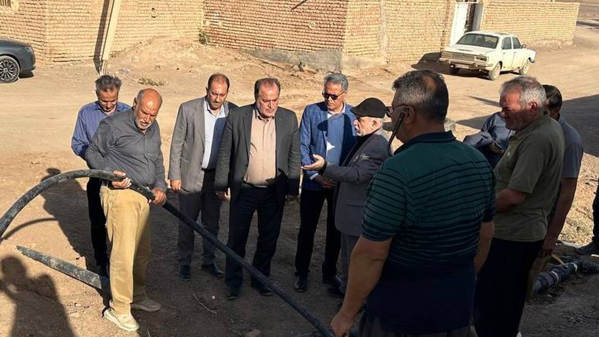 بررسی مسائل و مشکلات روستای احمدآباد شاه‌جرد با حضور فرماندار ساوه