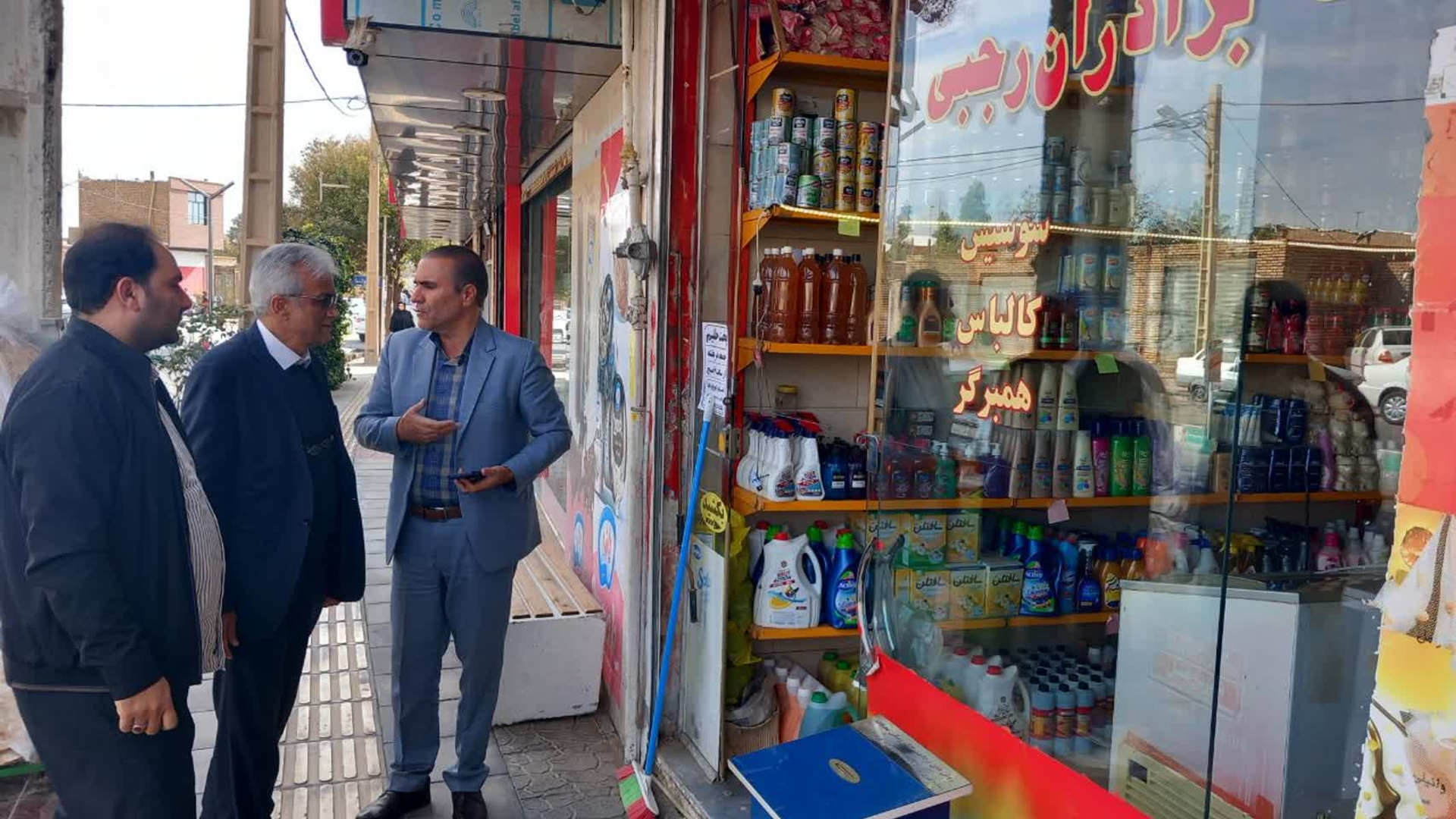 کنترل قیمت و رعایت بهداشت در فروشگاه‌های شهر زاویه با نظارت فرماندار زرندیه