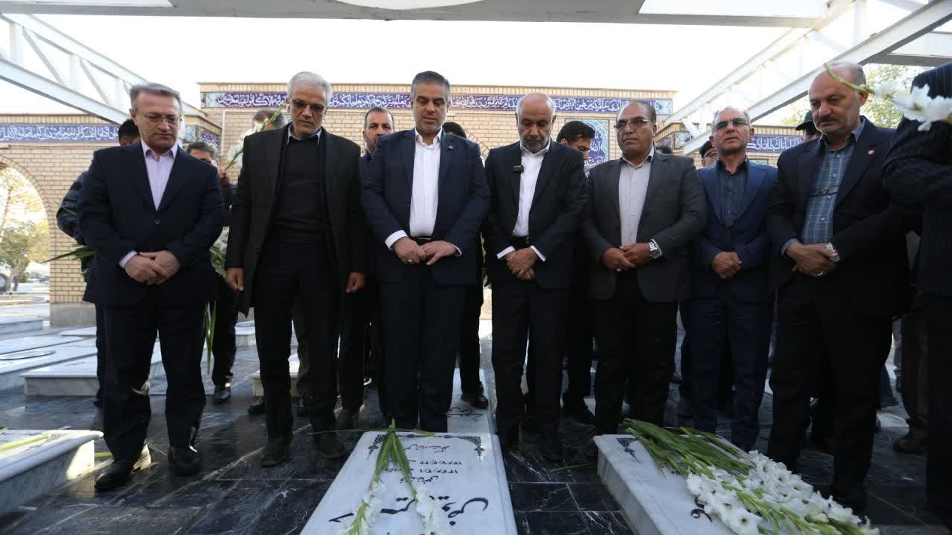 وزیر تعاون، کار و رفاه اجتماعی و مسئولان استانی و شهرستانی به مقام شامخ شهدای مامونیه ادای احترام کردند