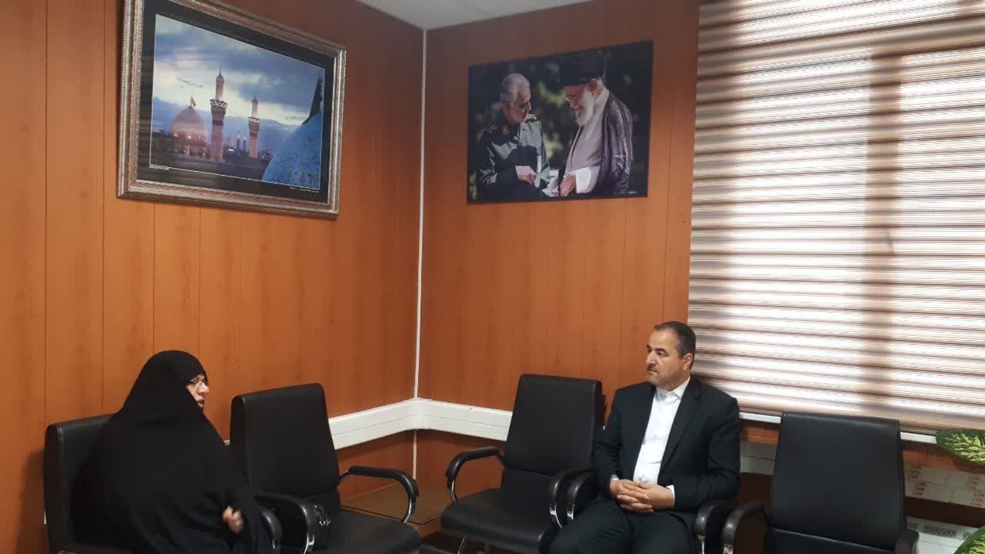 دیدار مدیرکل دفترامور بانوان و خانواده استانداری مرکزی با فرماندار شهرستان اراک 

به گزارش روابط عمومی فرمانداری شهرستان اراک، خانم مفتح زاده مدیرکل دفتر امور بانوان و خانواده استانداری با حضور در فرمانداری شهرستان اراک با عبدالرضا حاجی علی بیگی فرماندار شهرستان اراک دیدار گفتگو کردند. دراین دیداردرخصوص اشتغال بانوان ،جوانی جمعیت ، آسیب ها اجتماعی در حوزه بانوان بحث و تبادل نظر شد .

دوشنبه ۱۹ آبان ۱۴۰۴