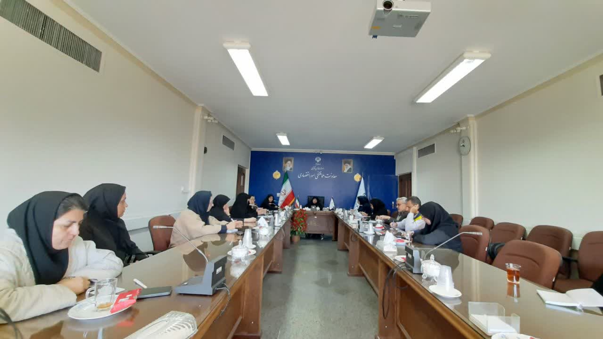 دومین جلسه هم اندیشی پیرامون نحوه حمایت از زنان کارآفرین استان به ریاست مفتح زاده مدیرکل امور زنان و خانواده استانداری با حضور اعضا در محل استانداری تشکیل شد.
تصمیم گیری در خصوص برگزاری همایش کارآفرینان زن و نمایشگاه محصولات زنان کارآفرین  از اهم موارد مطرح شده در این جلسه بود .

چهارشنبه ۲۸ آبان ۱۴۰۴