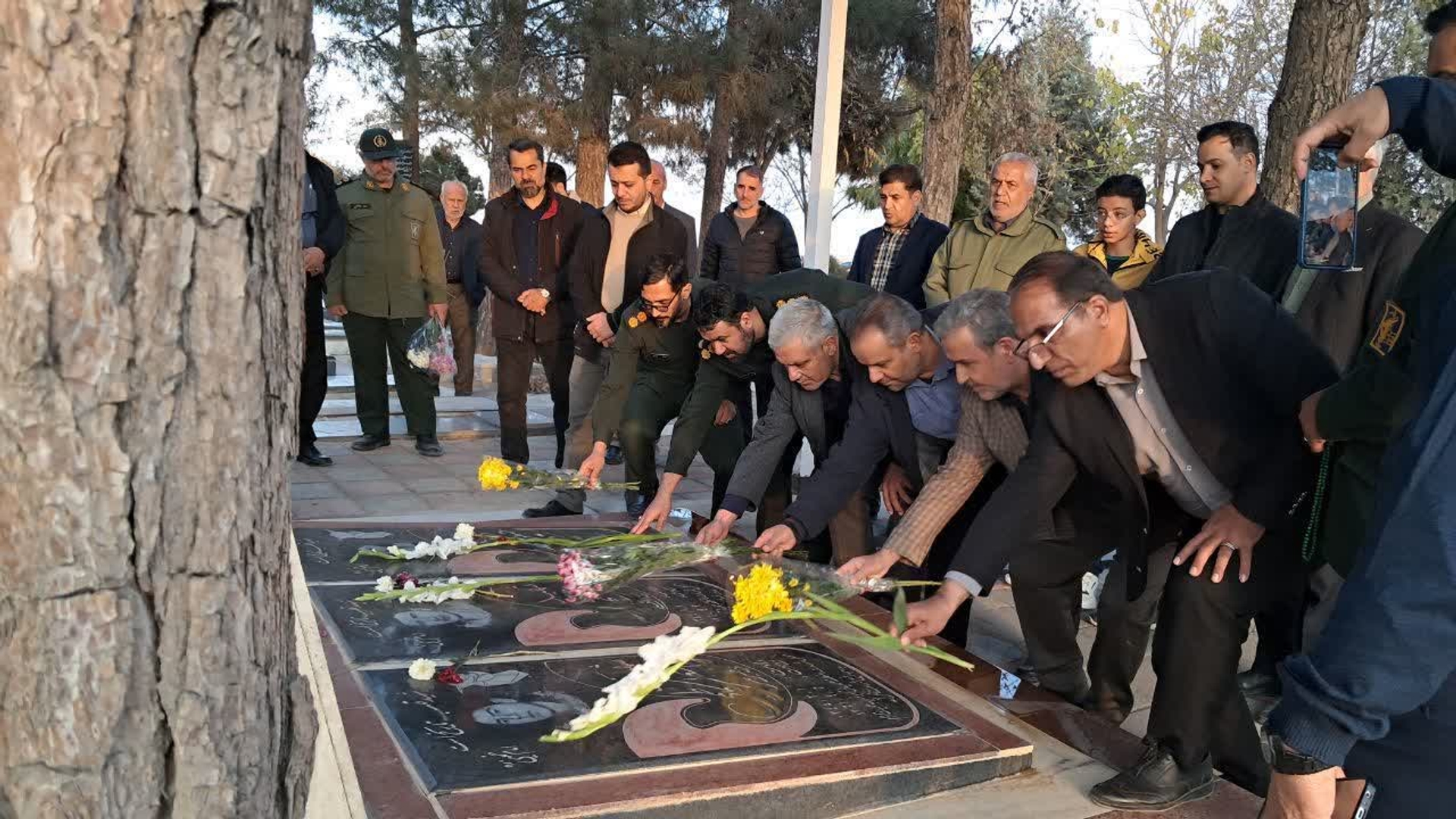 مزار مطهر شهدای شهرستان زرندیه همزمان با هفته بسیج گلباران و عطر افشانی شد